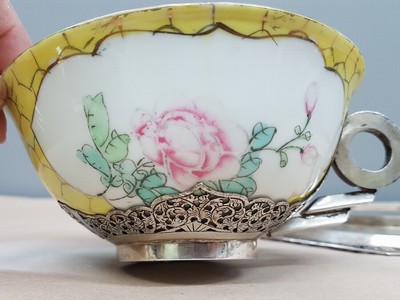 26918716h - Teetasse mit Untertasse, China, um 1900, Porzellantasse gelbgrundig, in 2 Kartuschen ...