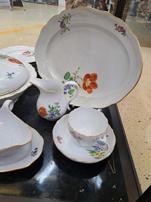 26918741a - Speise- und Kaffeeservice für 6 Personen, Meissen, 20. Jh., bunte Blumenmalerei, ...