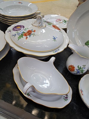 26918741b - Speise- und Kaffeeservice für 6 Personen, Meissen, 20. Jh., bunte Blumenmalerei, ...