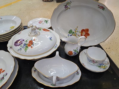 26918741c - Speise- und Kaffeeservice für 6 Personen, Meissen, 20. Jh., bunte Blumenmalerei, ...