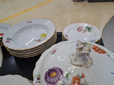 26918741d - Speise- und Kaffeeservice für 6 Personen, Meissen, 20. Jh., bunte Blumenmalerei, ...
