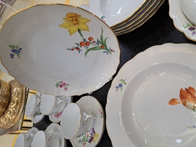 26918741f - Speise- und Kaffeeservice für 6 Personen, Meissen, 20. Jh., bunte Blumenmalerei, ...