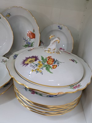 26918749a - Speise- und Kaffeeservice für 6 Personen, Meissen, 20. Jh., bunte Blumenmalerei mit ...