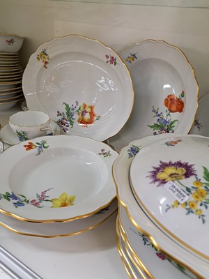 26918749b - Speise- und Kaffeeservice für 6 Personen, Meissen, 20. Jh., bunte Blumenmalerei mit ...