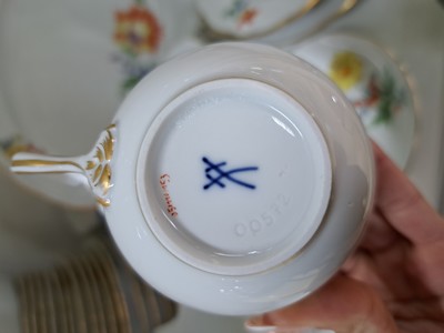 26918749e - Speise- und Kaffeeservice für 6 Personen, Meissen, 20. Jh., bunte Blumenmalerei mit ...