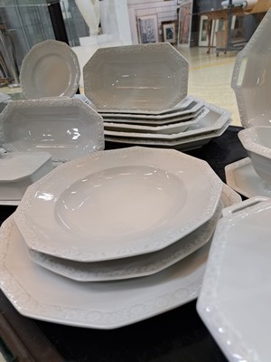 26918750c - 70 Teile Porzellan, Rosenthal, Maria weiß, 3 flache Teller 25cm, 9 tiefe Teller ...