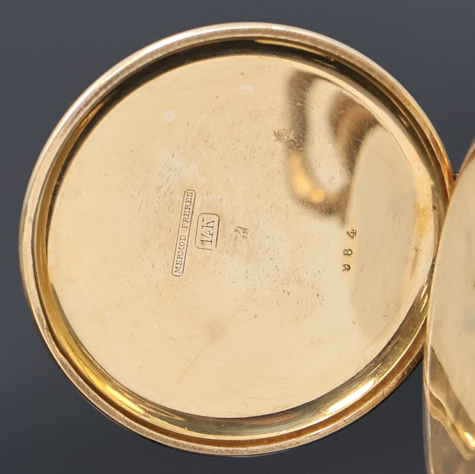 Detail a: MERMOD FRERES Herrensavonette in RoseG 585/000, Schweiz um 1935, 3-Deckel Goldgeh., geriffelter Rand, Sprung- u. Rückdeckel (m. Monogramm) m. ...