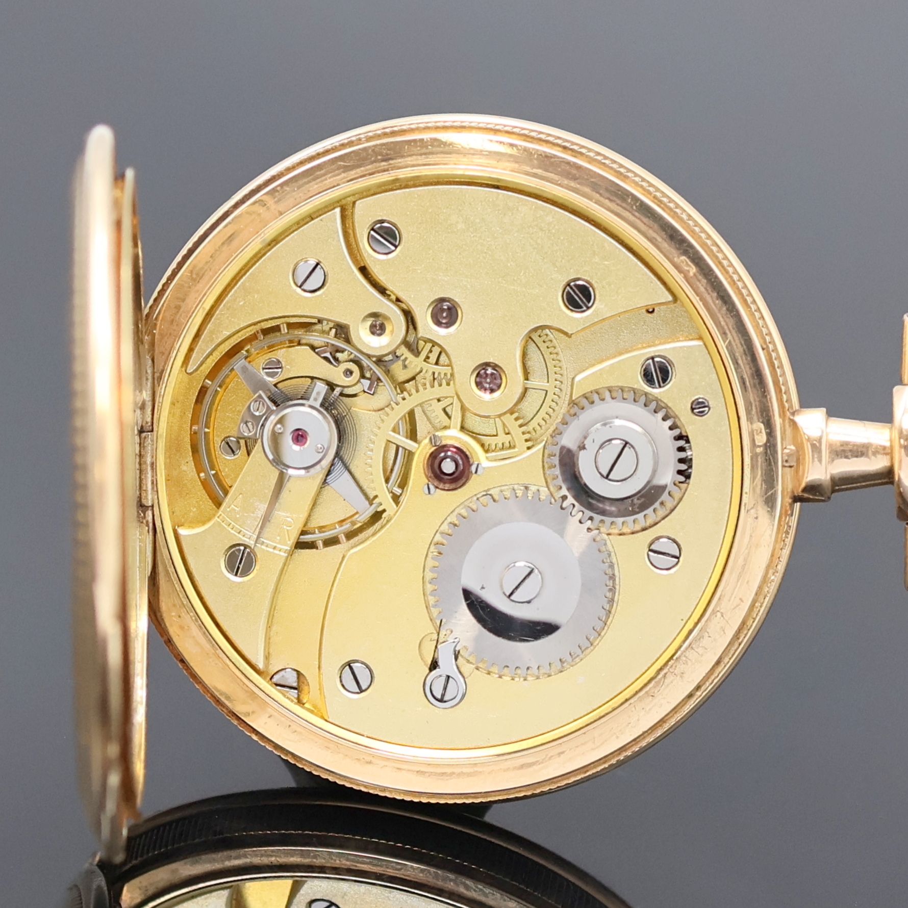 Detail d: MERMOD FRERES Herrensavonette in RoseG 585/000, Schweiz um 1935, 3-Deckel Goldgeh., geriffelter Rand, Sprung- u. Rückdeckel (m. Monogramm) m. ...