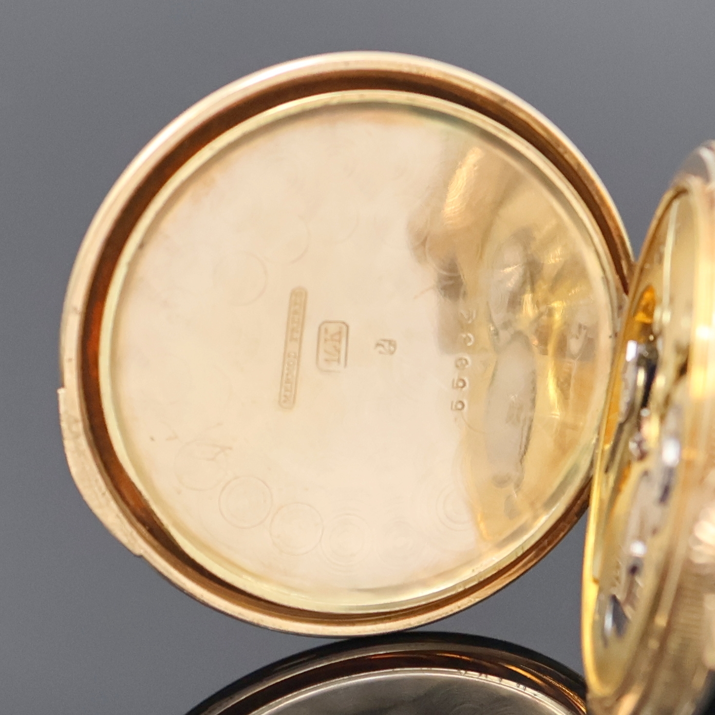 Detail e: MERMOD FRERES Herrensavonette in RoseG 585/000, Schweiz um 1935, 3-Deckel Goldgeh., geriffelter Rand, Sprung- u. Rückdeckel (m. Monogramm) m. ...