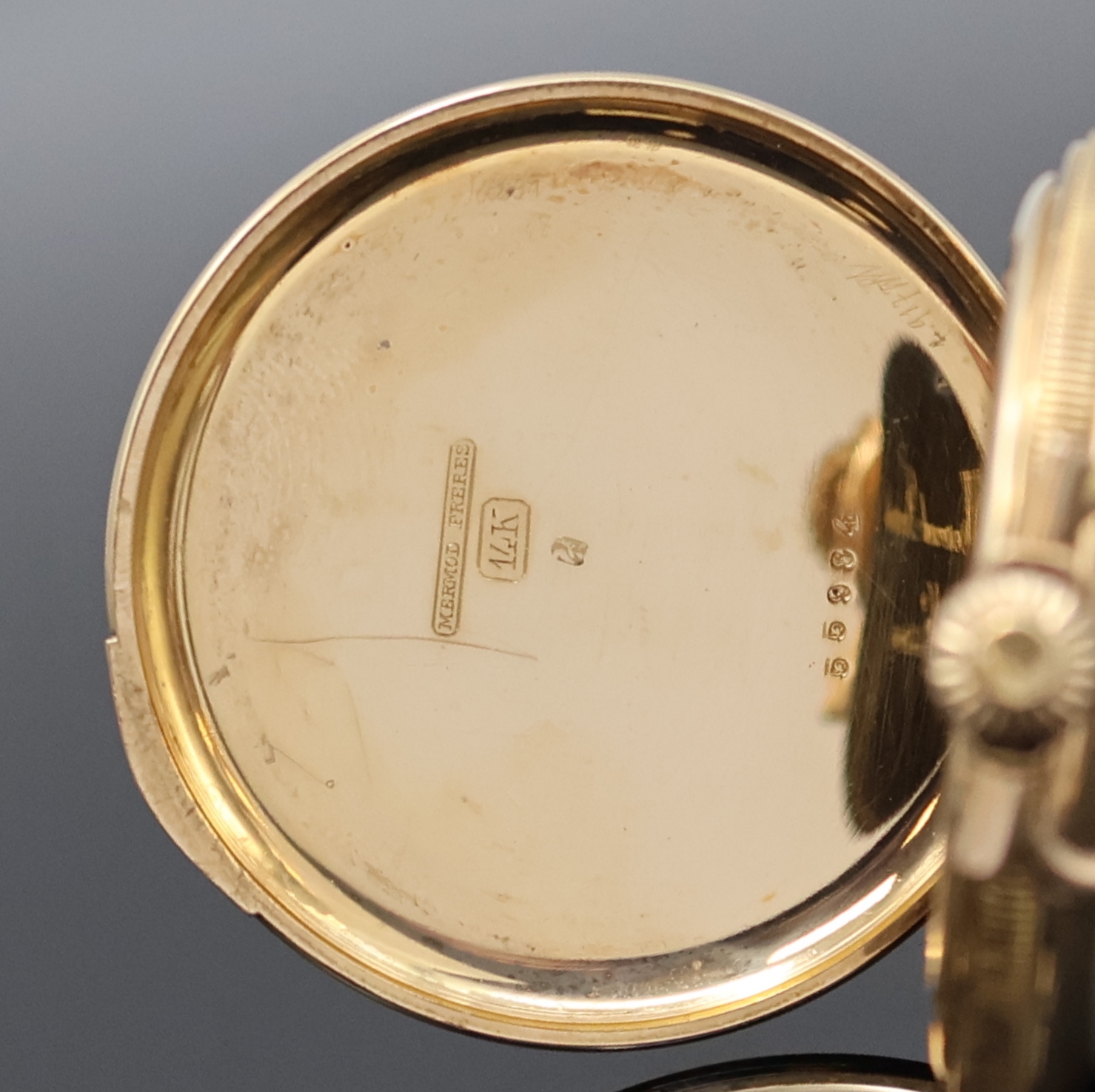 Detail g: MERMOD FRERES Herrensavonette in RoseG 585/000, Schweiz um 1935, 3-Deckel Goldgeh., geriffelter Rand, Sprung- u. Rückdeckel (m. Monogramm) m. ...
