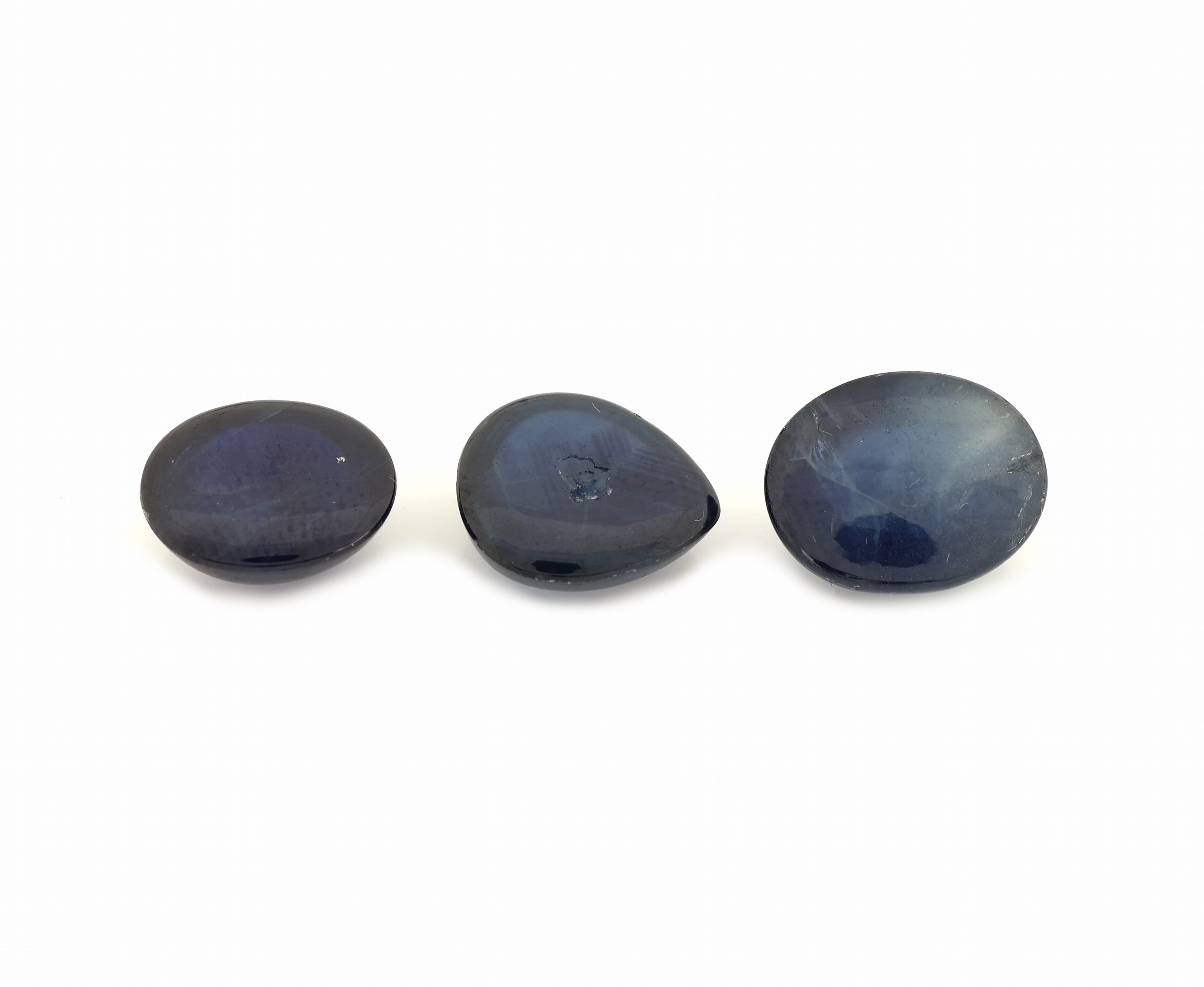Detail a: Lot 3 lose Saphir-Cabochons, zus. ca. 17.25 ct, versch. Formen