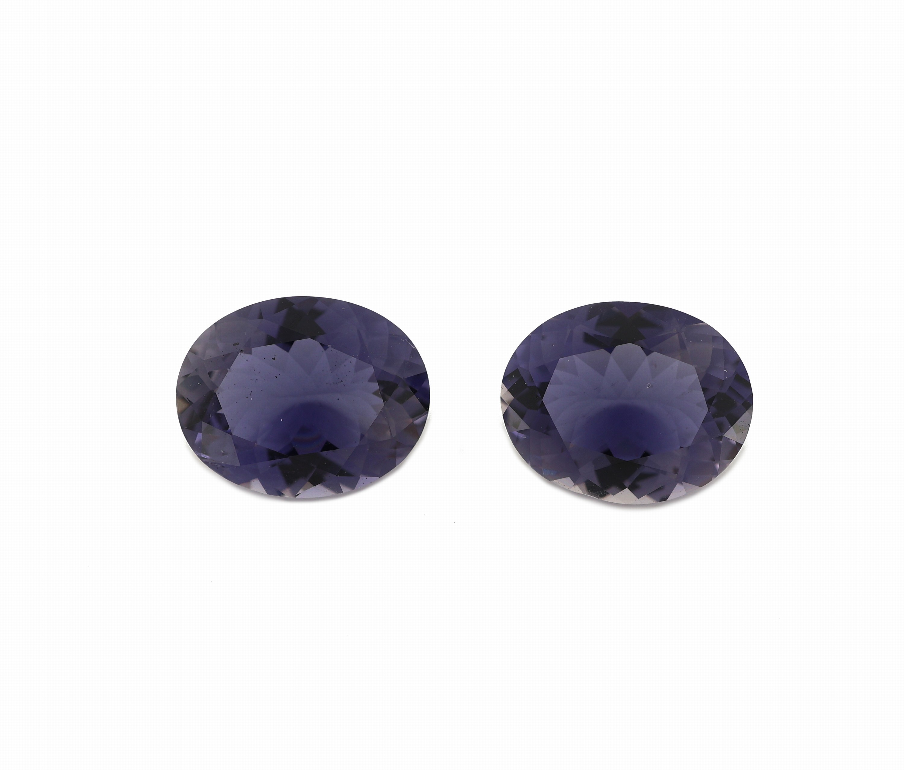 Lot 2 lose Iolithe, zus. ca. 3.75 ct, ovalfacett.