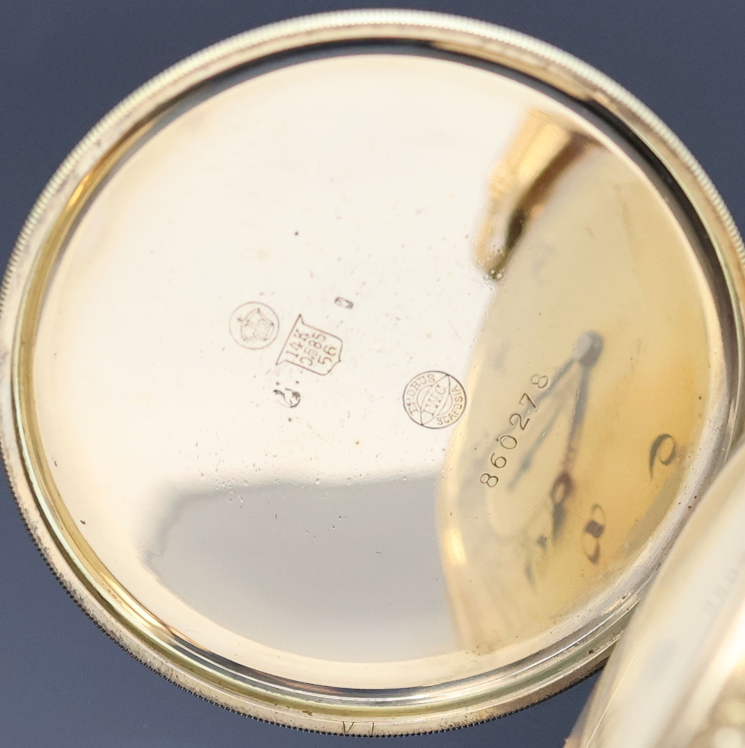 Detail a: IWC Savonette-Frackuhr in GG 585/000 mit Kaliber 74, Schweiz um 1924, floral grav. 3-Deckel Goldgeh. l. dell., Sprung- u. Rückdeckel guill., ...