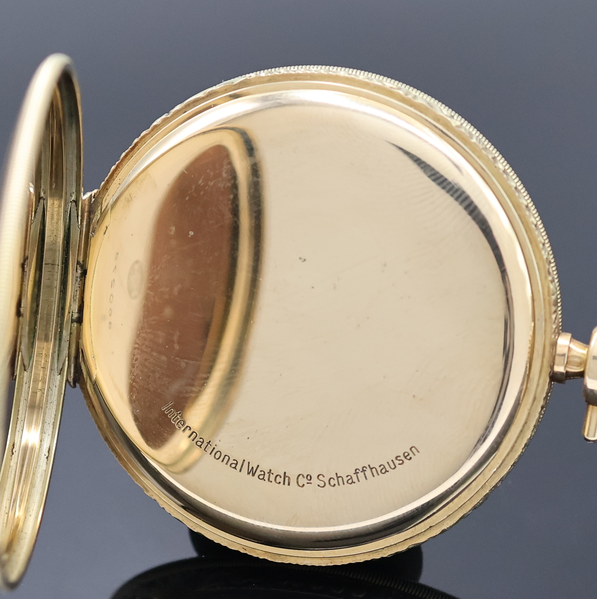 Detail d: IWC Savonette-Frackuhr in GG 585/000 mit Kaliber 74, Schweiz um 1924, floral grav. 3-Deckel Goldgeh. l. dell., Sprung- u. Rückdeckel guill., ...