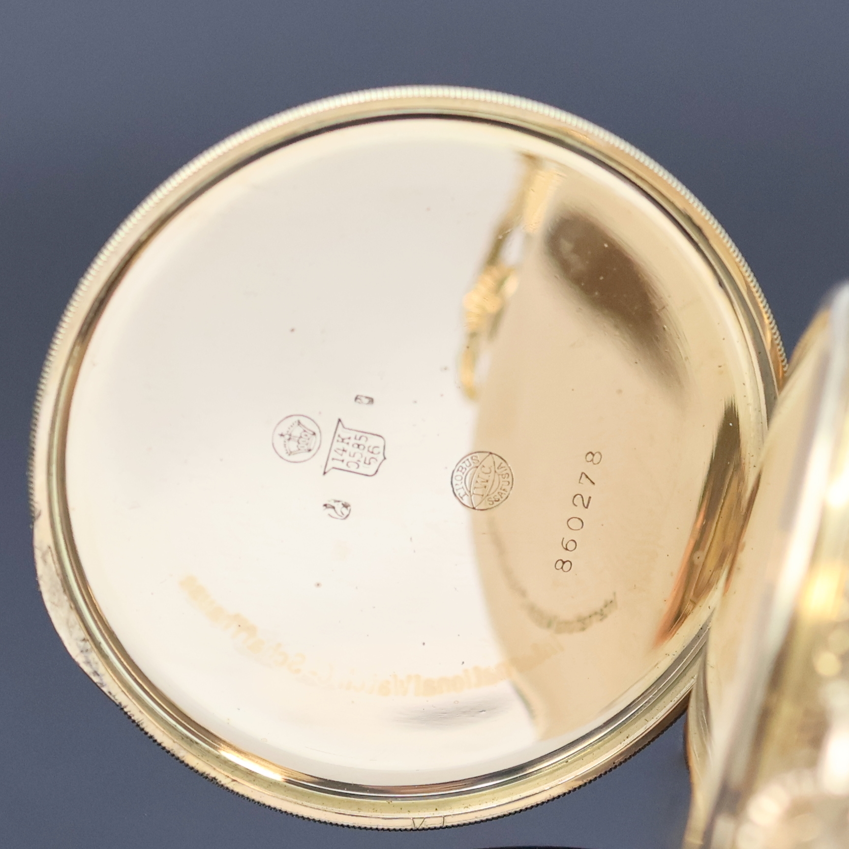 Detail e: IWC Savonette-Frackuhr in GG 585/000 mit Kaliber 74, Schweiz um 1924, floral grav. 3-Deckel Goldgeh. l. dell., Sprung- u. Rückdeckel guill., ...