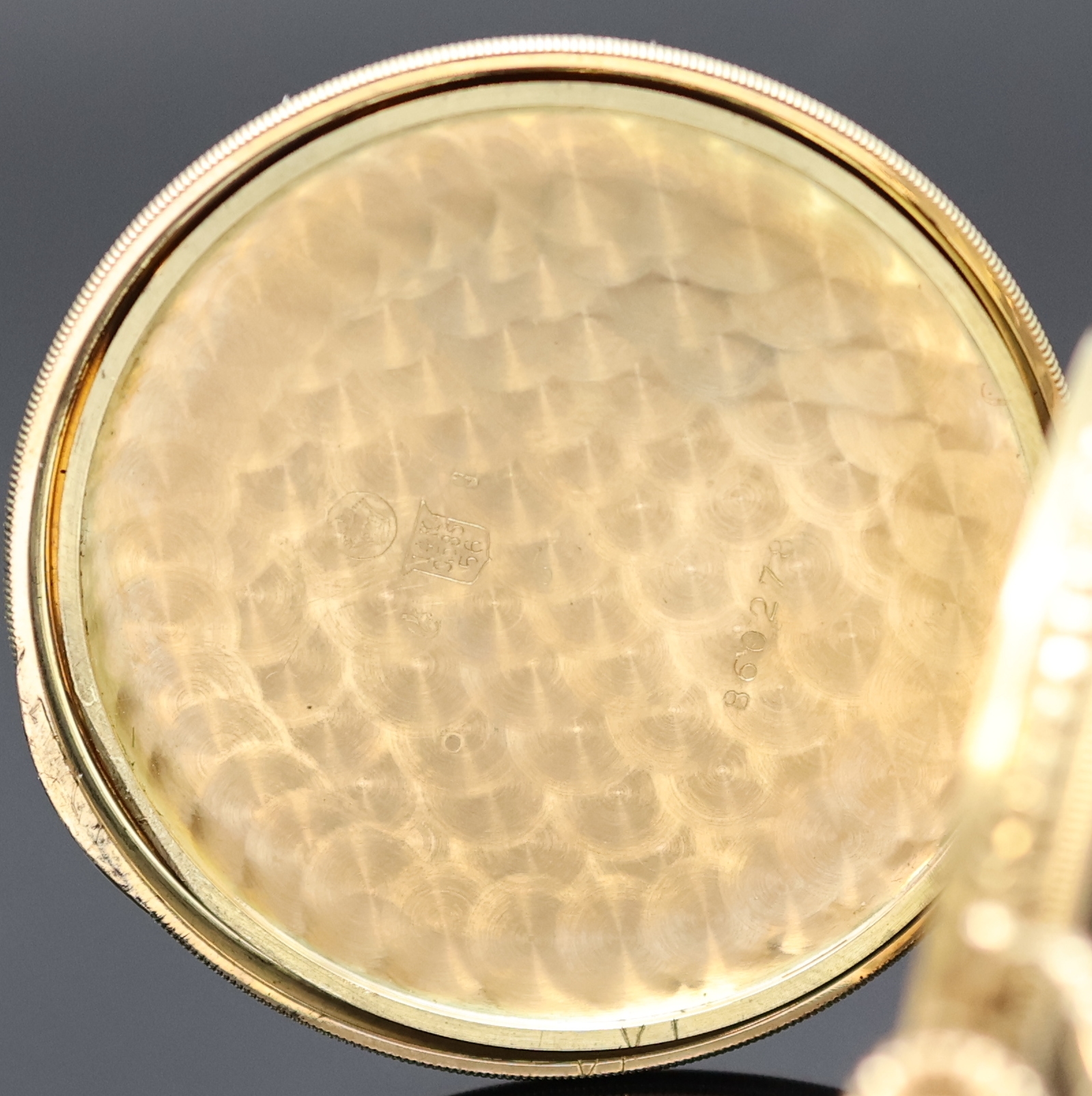 Detail f: IWC Savonette-Frackuhr in GG 585/000 mit Kaliber 74, Schweiz um 1924, floral grav. 3-Deckel Goldgeh. l. dell., Sprung- u. Rückdeckel guill., ...