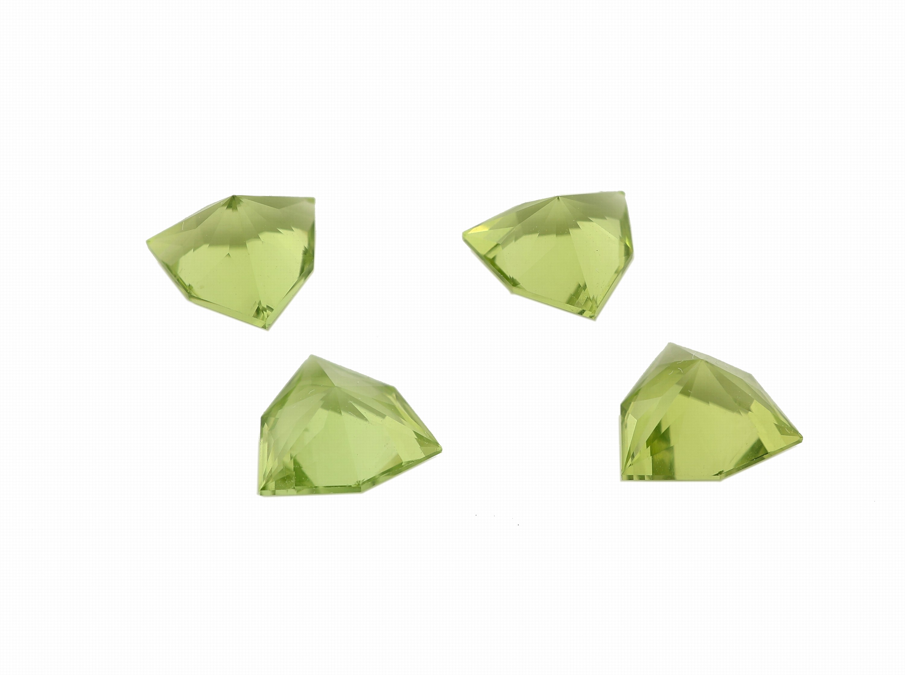 Detail a: Lot 4 lose Peridots, ca. 4.66 ct, facett. Triangeln