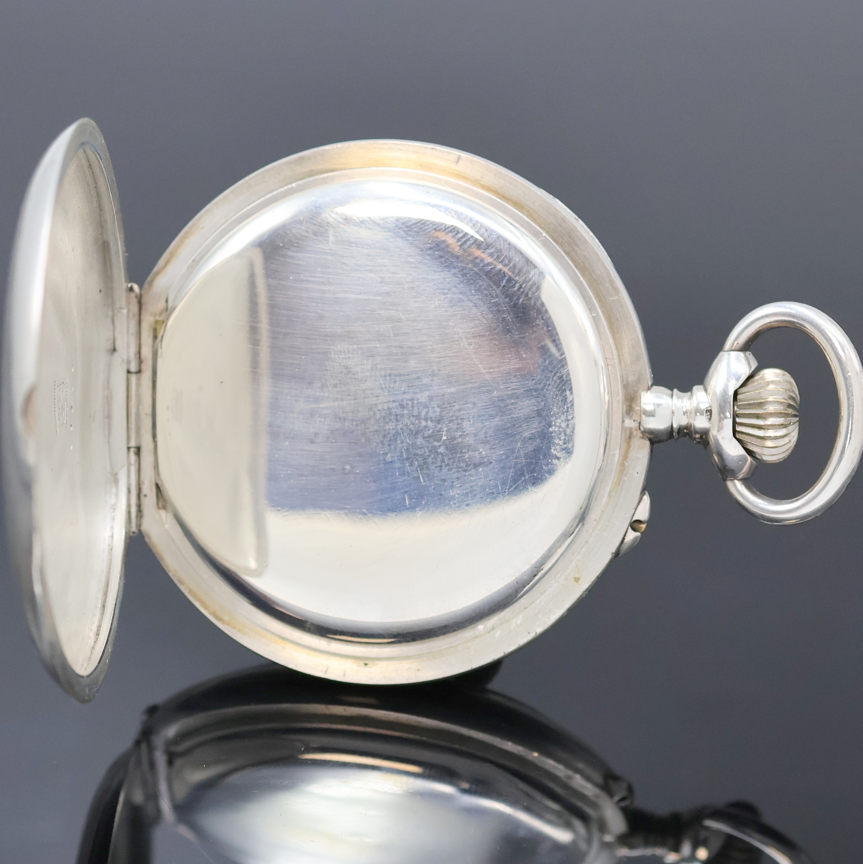 Detail b: J.ASSMANN Glashütte große B-Uhr in Silber, Deutschland um 1920, guill. Geh. dell./berieben, Rückdeckel m. Monogramm, beschädigtes ...