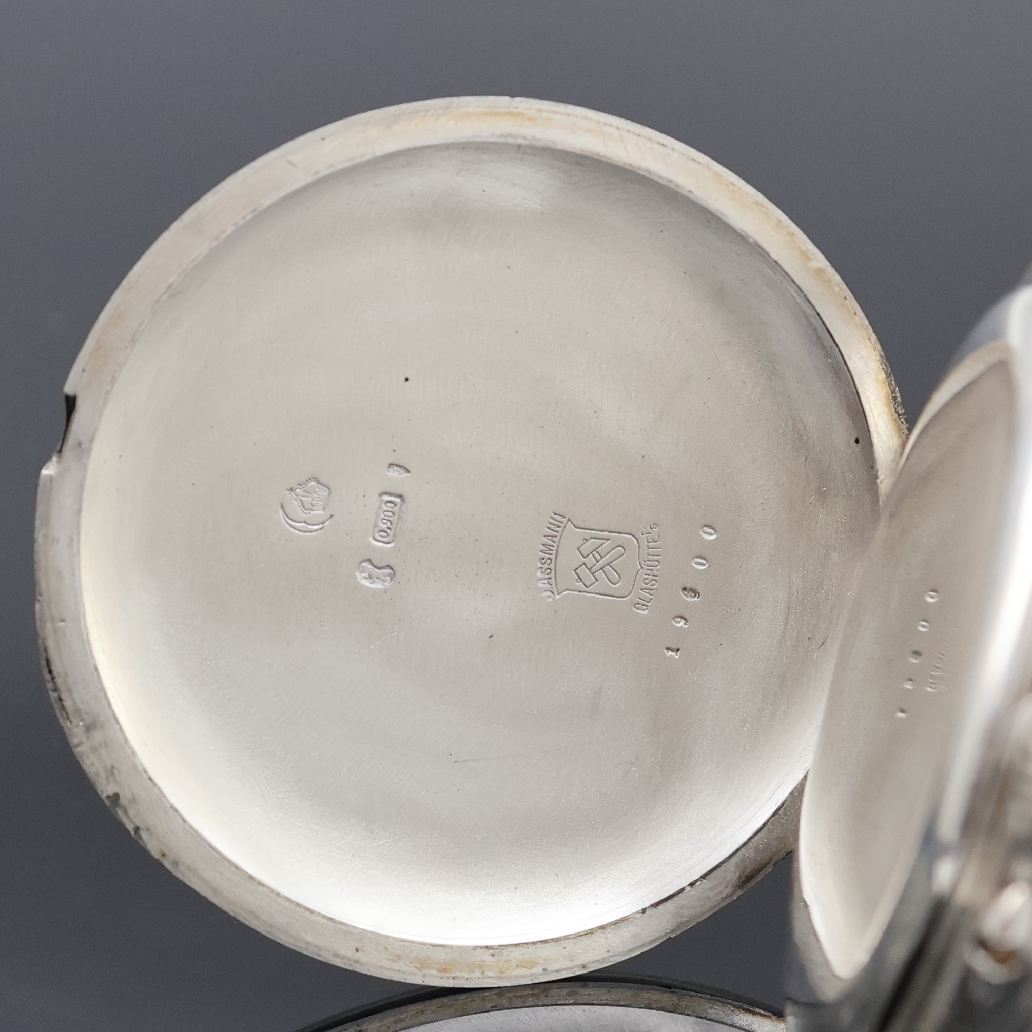 Detail c: J.ASSMANN Glashütte große B-Uhr in Silber, Deutschland um 1920, guill. Geh. dell./berieben, Rückdeckel m. Monogramm, beschädigtes ...