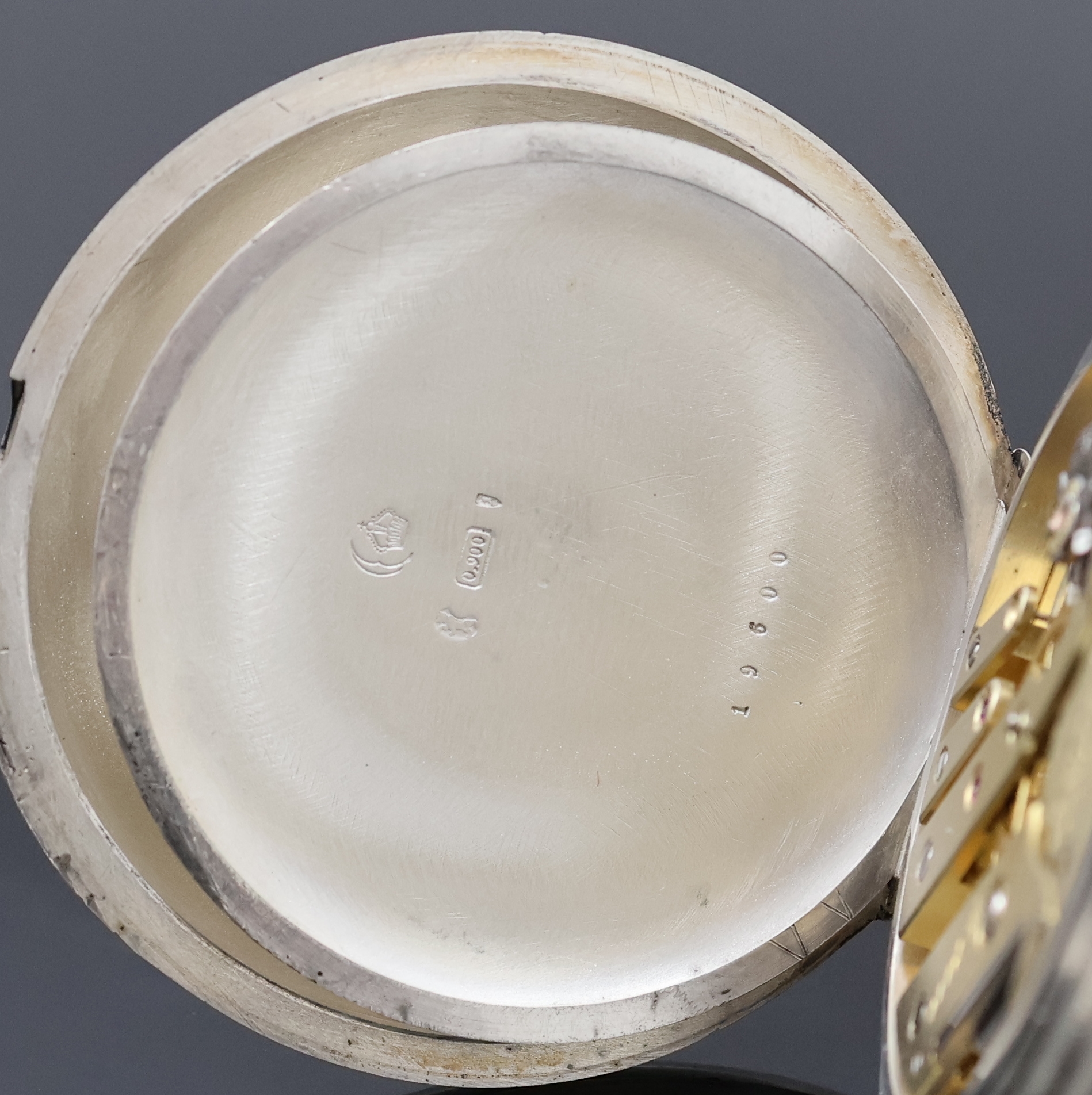 Detail d: J.ASSMANN Glashütte große B-Uhr in Silber, Deutschland um 1920, guill. Geh. dell./berieben, Rückdeckel m. Monogramm, beschädigtes ...