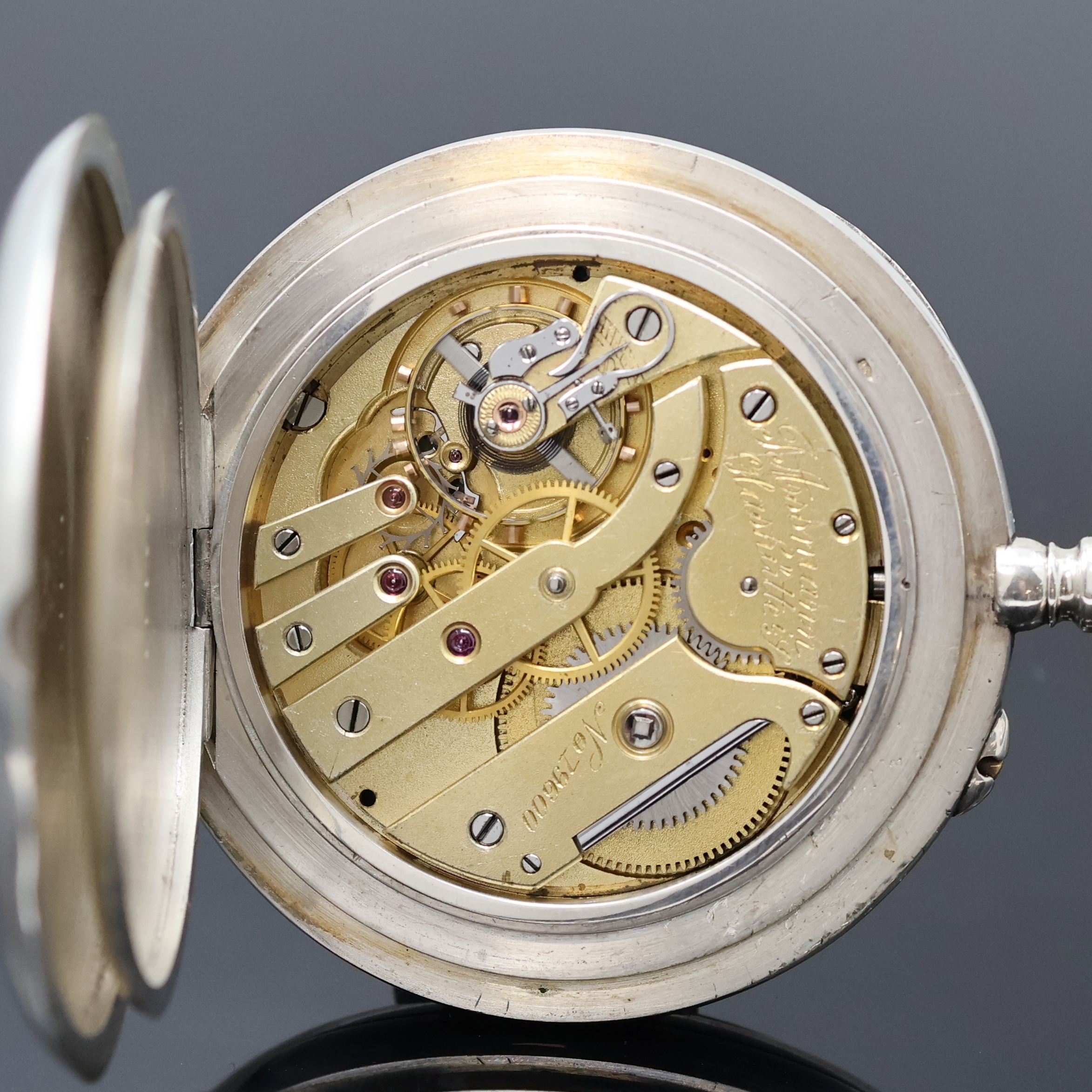 Detail e: J.ASSMANN Glashütte große B-Uhr in Silber, Deutschland um 1920, guill. Geh. dell./berieben, Rückdeckel m. Monogramm, beschädigtes ...