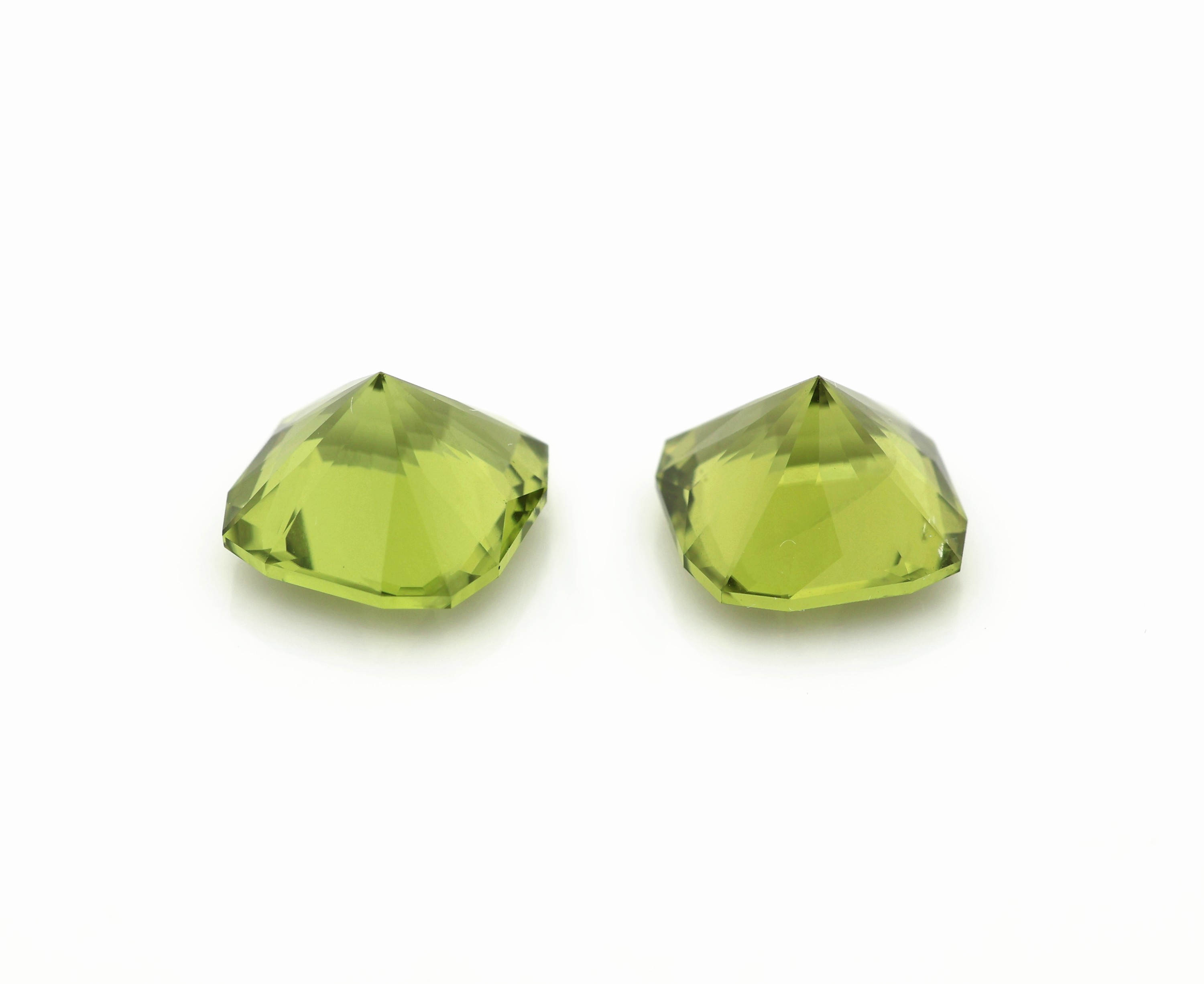 Detail a: Lot 2 lose Peridots, zus. ca. 4.86 ct, facett.Kissen