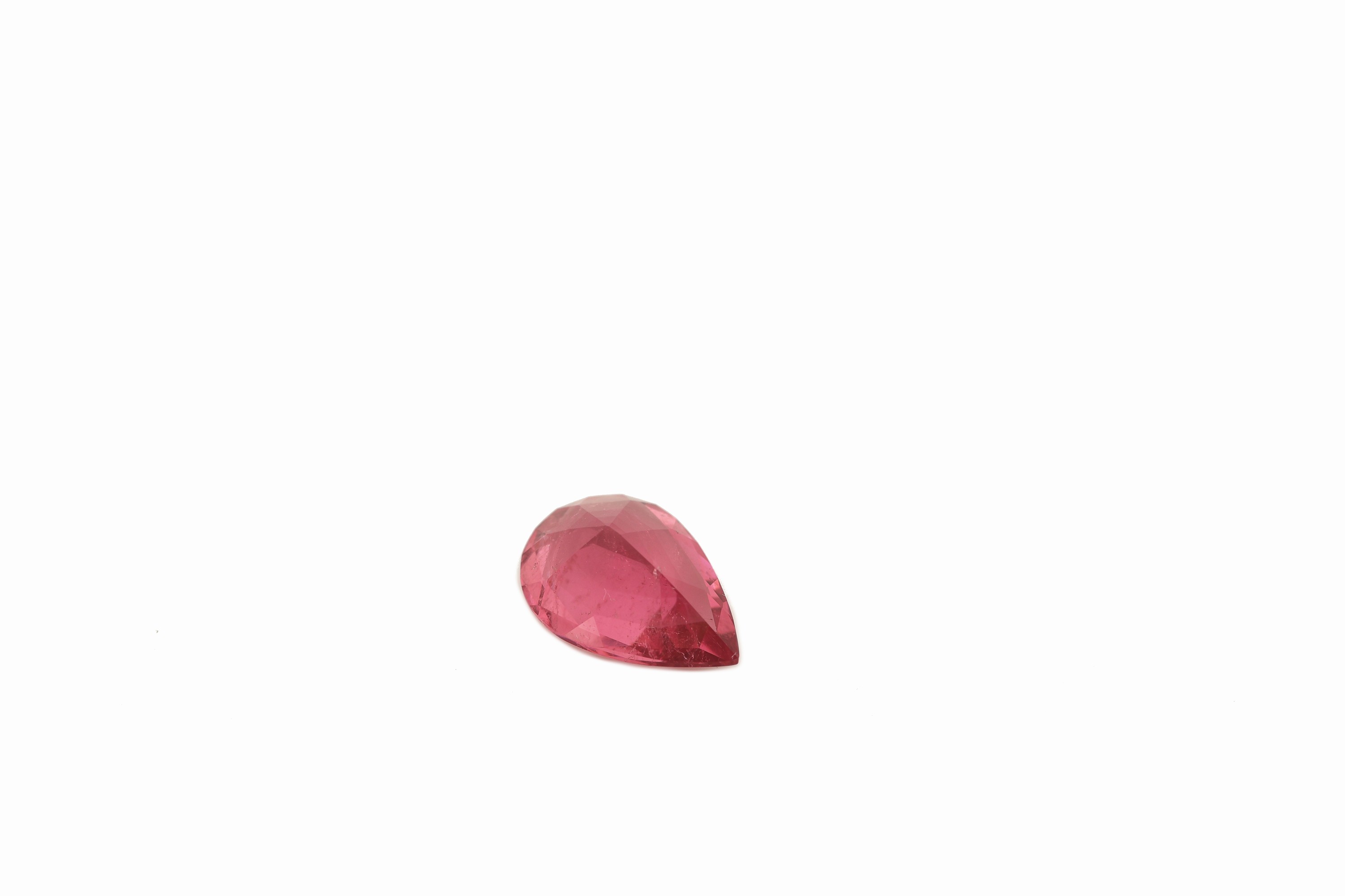 Detail b: Loser Rubellit, ca. 2.20 ct, facett. Tropfen