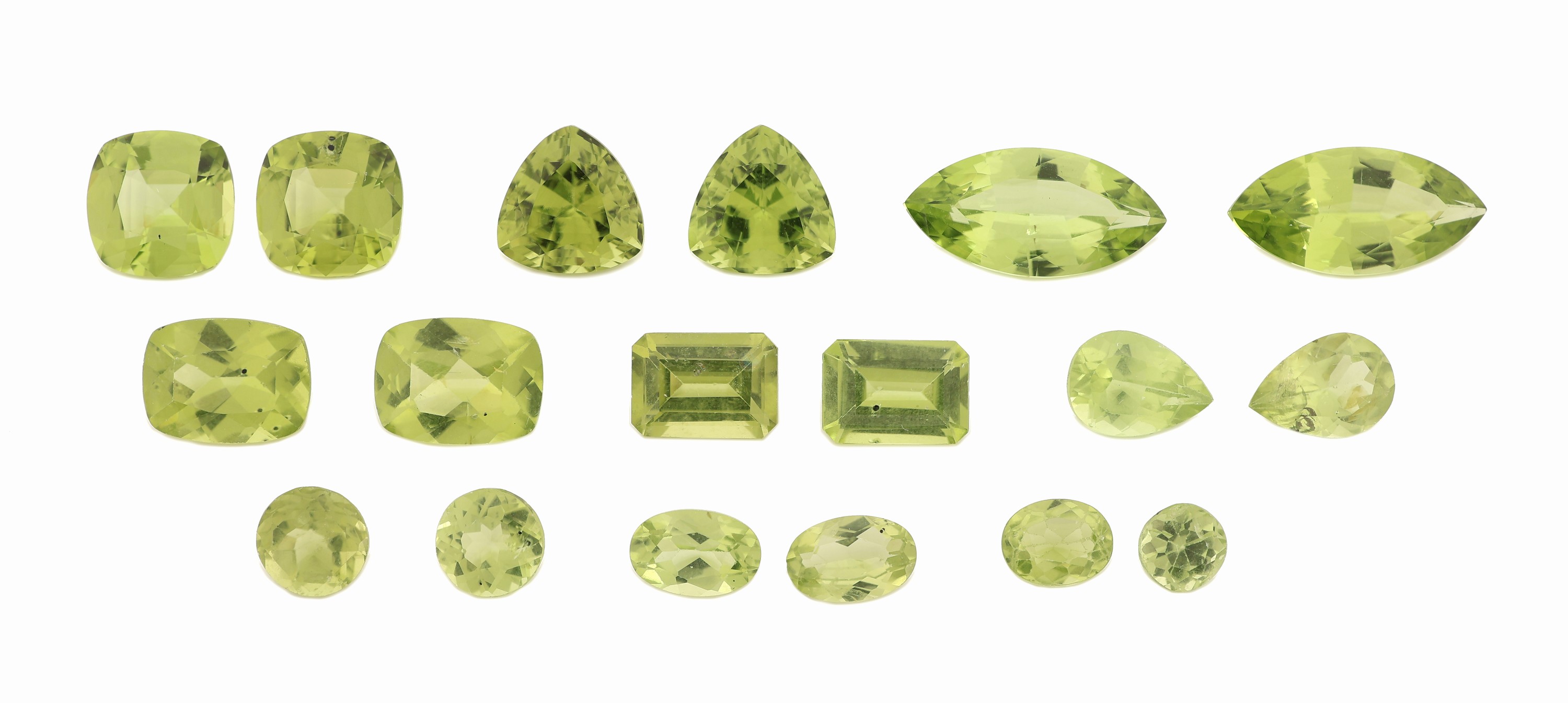 Lot 18 lose Peridots, zus. ca. 20.57 ct versch. Schliffformen, facett. Triangel, facett. Kissen, facett. Navettes, etc.