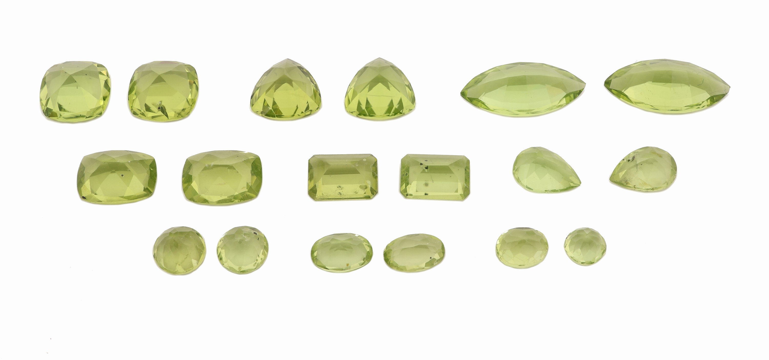 Detail a: Lot 18 lose Peridots, zus. ca. 20.57 ct versch. Schliffformen, facett. Triangel, facett. Kissen, facett. Navettes, etc.