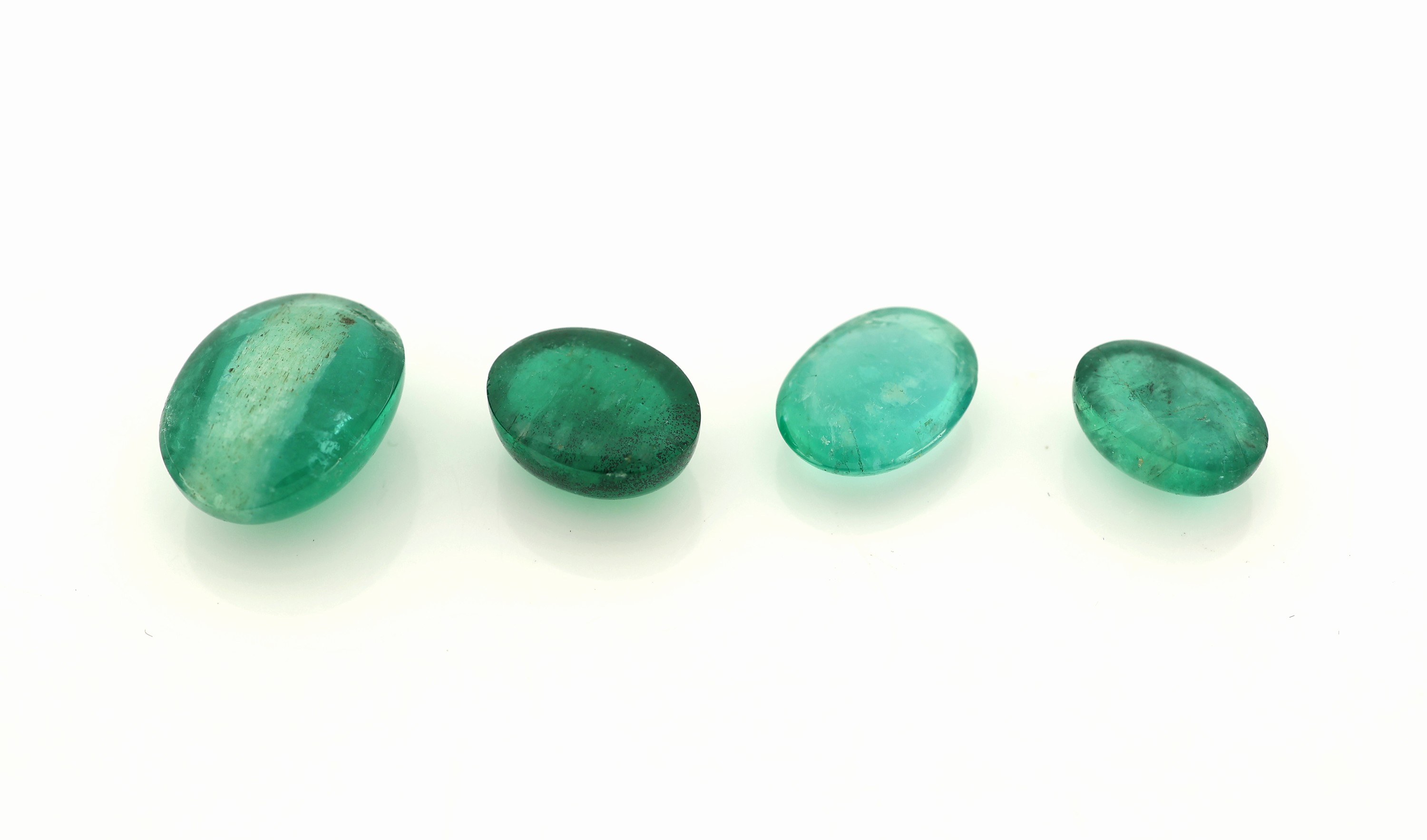 Detail a: Lot 4 lose Smaragd-Cabochons, zus. ca. 6.45 ct, versch. Größen