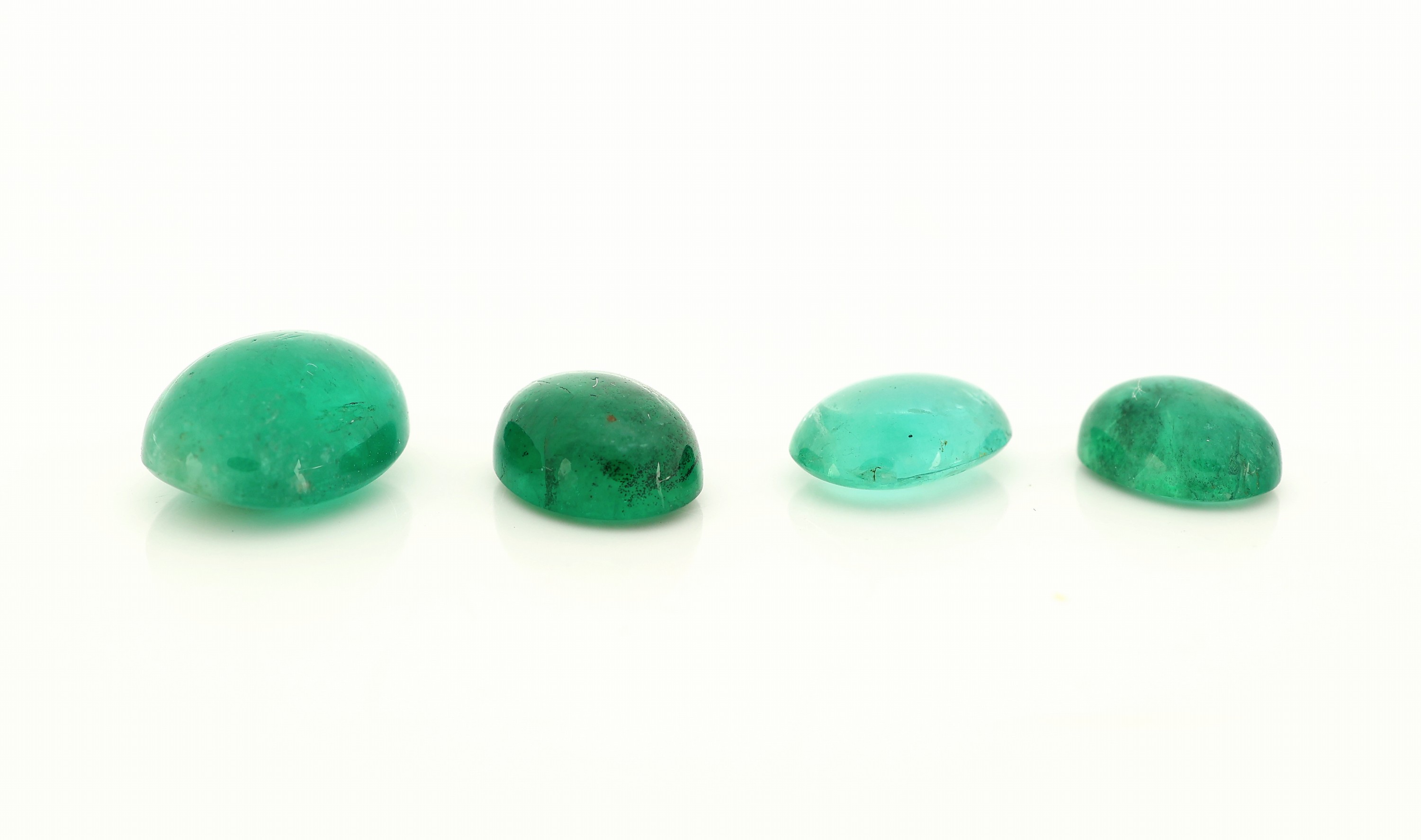 Detail b: Lot 4 lose Smaragd-Cabochons, zus. ca. 6.45 ct, versch. Größen