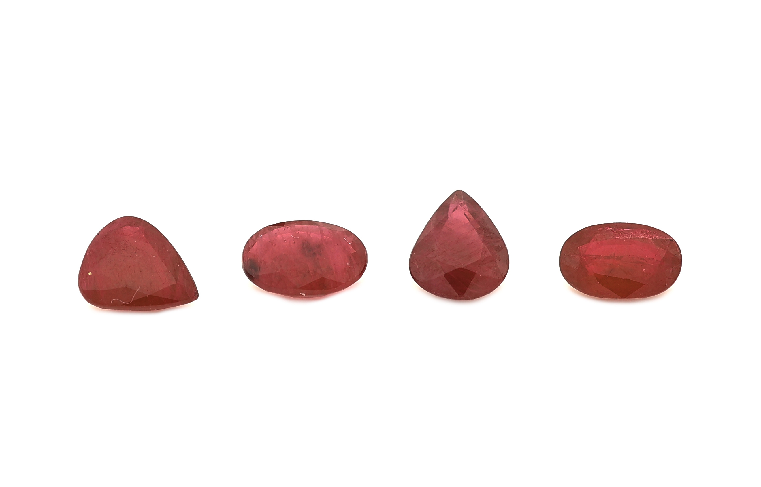 Lot 4 lose Rubine, zus. ca. 2.31 ct, 2 x ovalfacett. 2 x facett. Tropfen