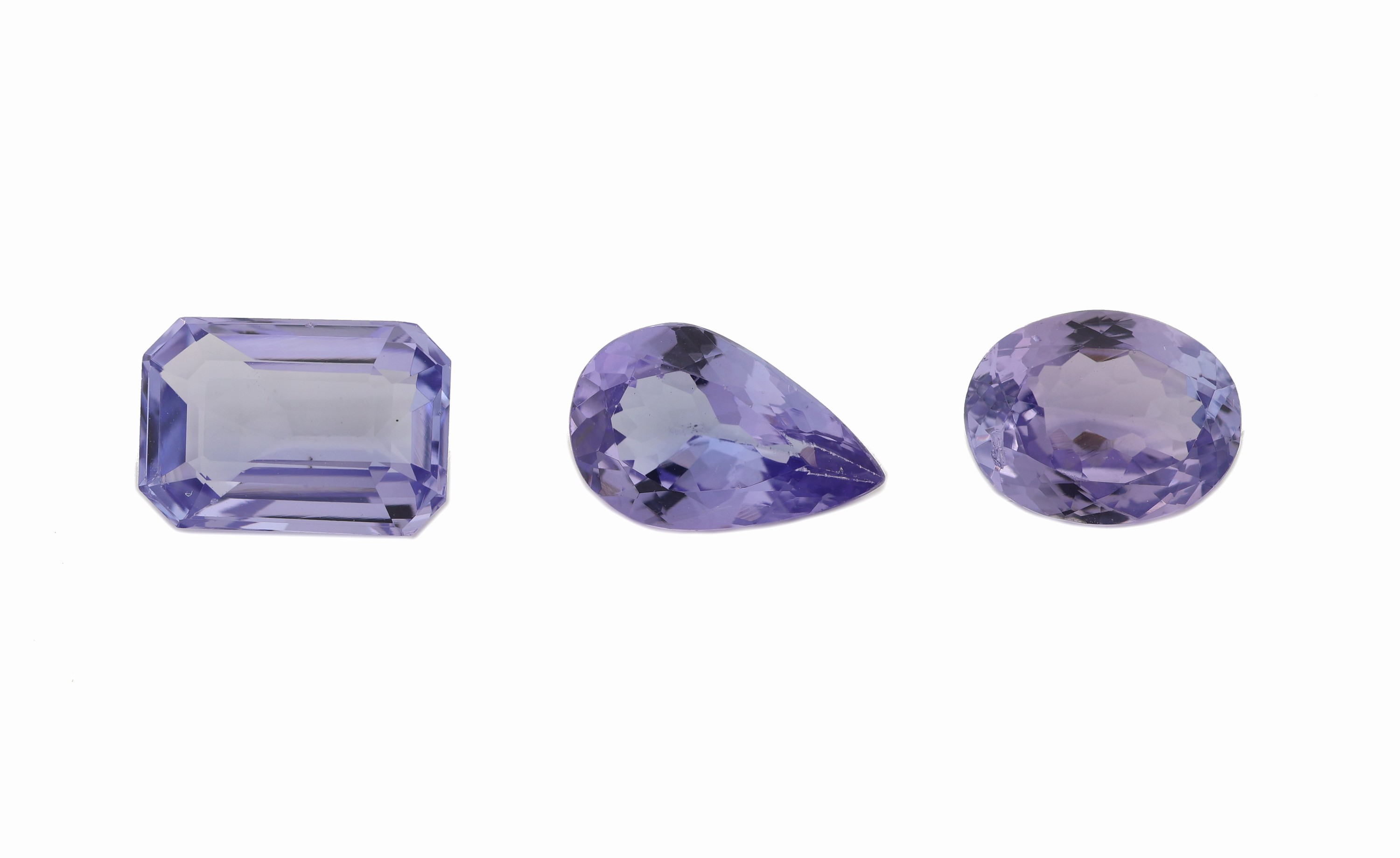 Konvolut 3 lose Tansanite zus. ca. 8.53 ct, 1 x ca. 2.70 ct, ovalfacett.; 1 x ca. 2.46 ct, facett. Tropfen; 1 x ca. 3.37 ct, Treppenschliff