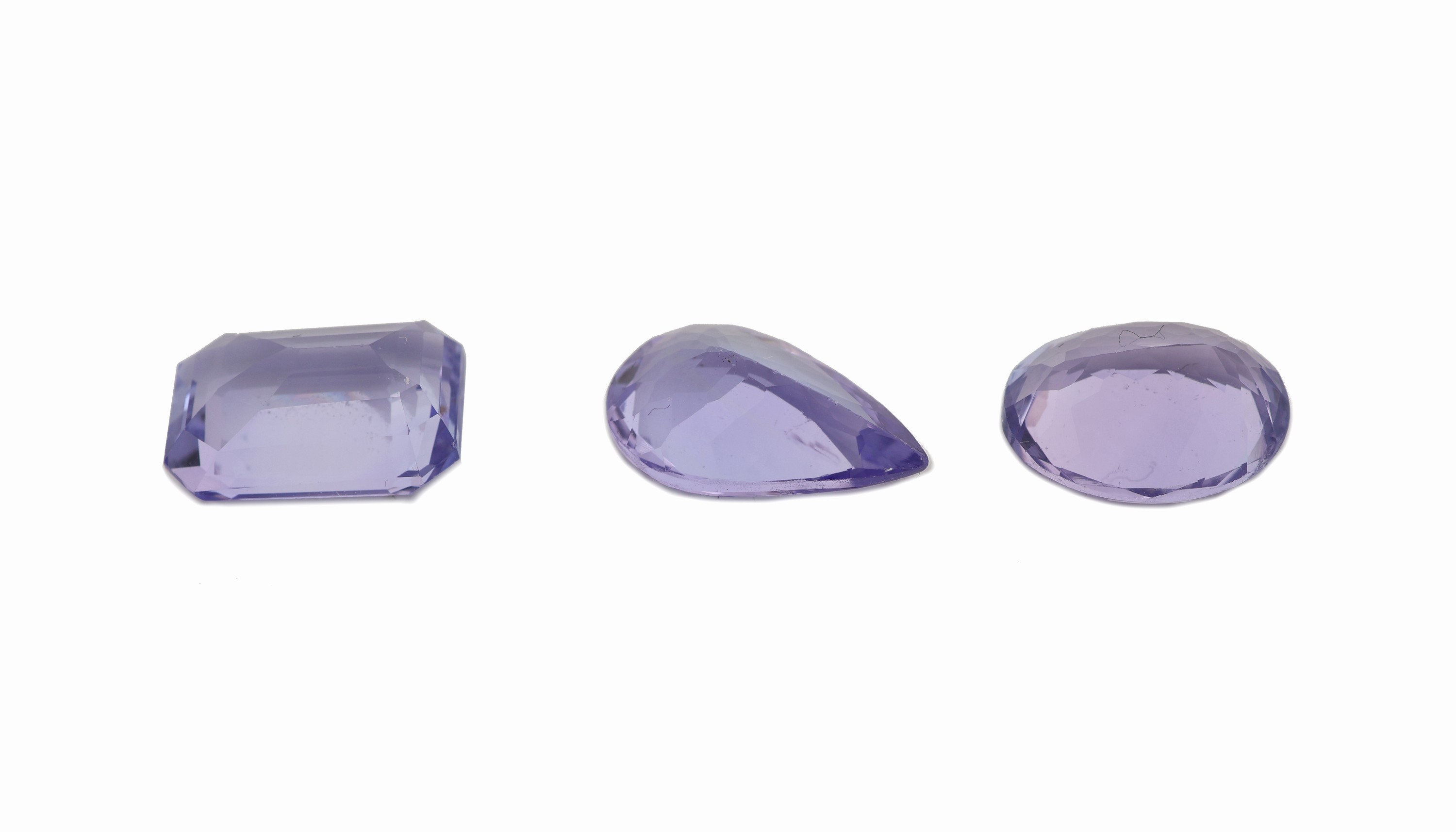 Detail a: Konvolut 3 lose Tansanite zus. ca. 8.53 ct, 1 x ca. 2.70 ct, ovalfacett.; 1 x ca. 2.46 ct, facett. Tropfen; 1 x ca. 3.37 ct, Treppenschliff