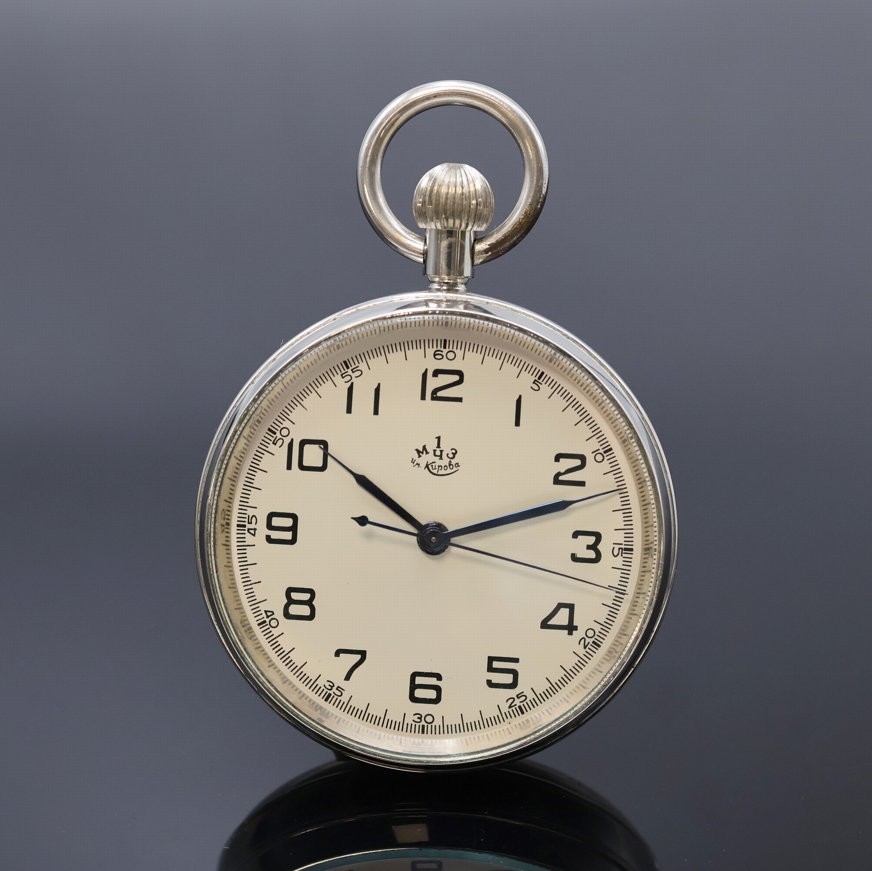 1. Moskauer Uhrenfabrik große B-Uhr im vernickelten Gehäuse, UDSSR um 1977, glattes Geh., Boden u. Glasrand aufgedr., silb. Zifferbl., arab. ...