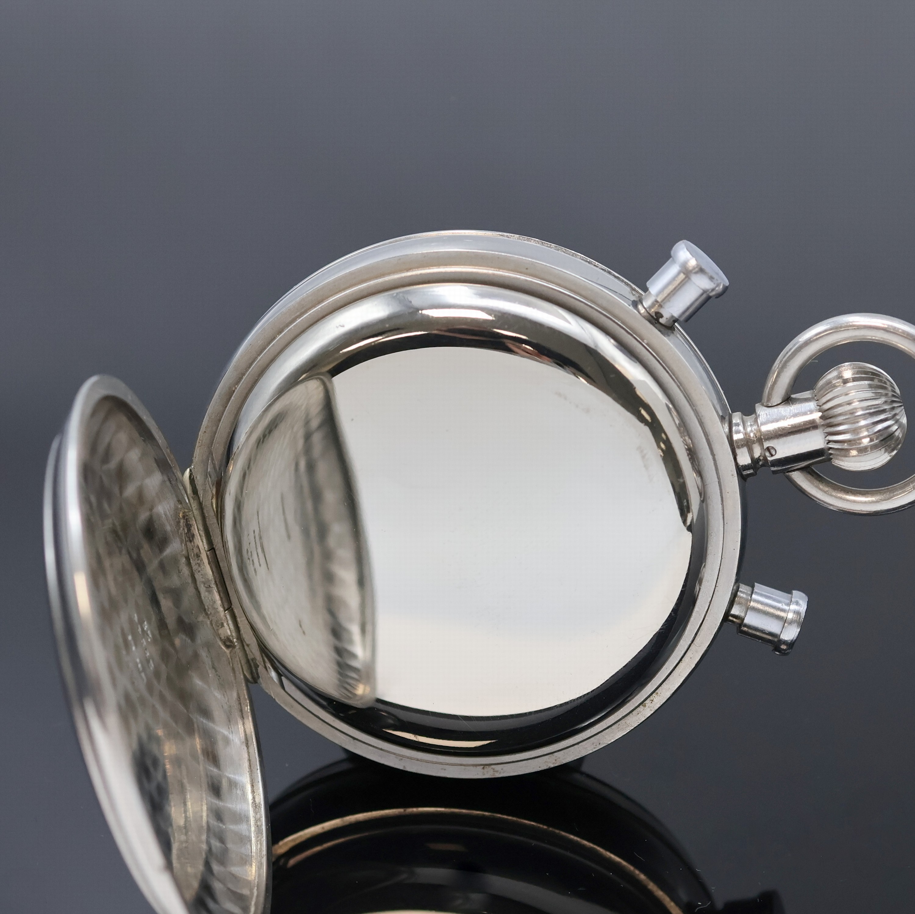 Detail c: LONGINES große 1/10-Sekunden-Stoppuhr mit Rattrapante in Stahl, Schweiz um 1947, Scharniergeh. m. aufgedr. Glasrand, rücks. grav. Werknummer, silb. ...