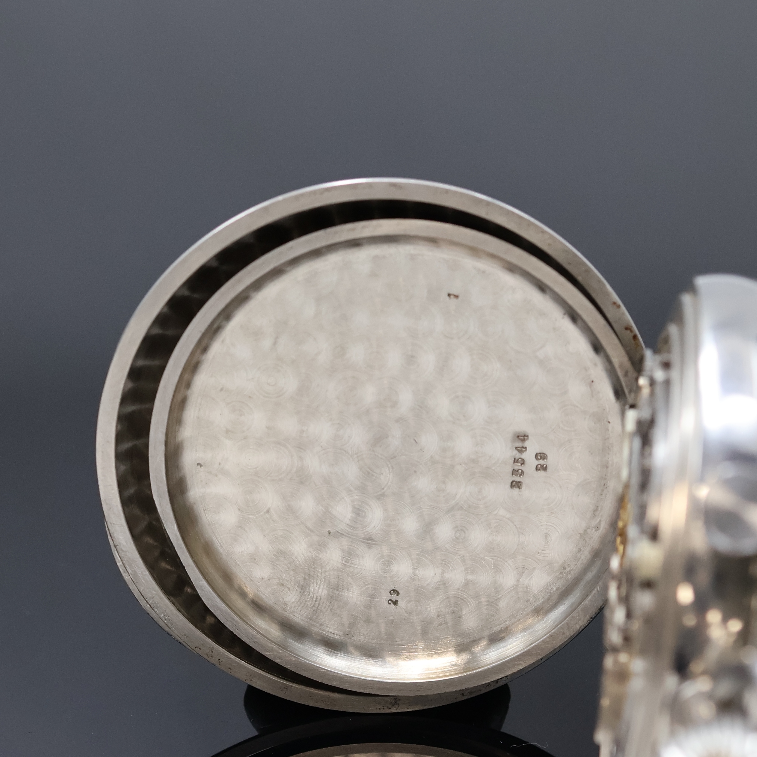 Detail d: LONGINES große 1/10-Sekunden-Stoppuhr mit Rattrapante in Stahl, Schweiz um 1947, Scharniergeh. m. aufgedr. Glasrand, rücks. grav. Werknummer, silb. ...