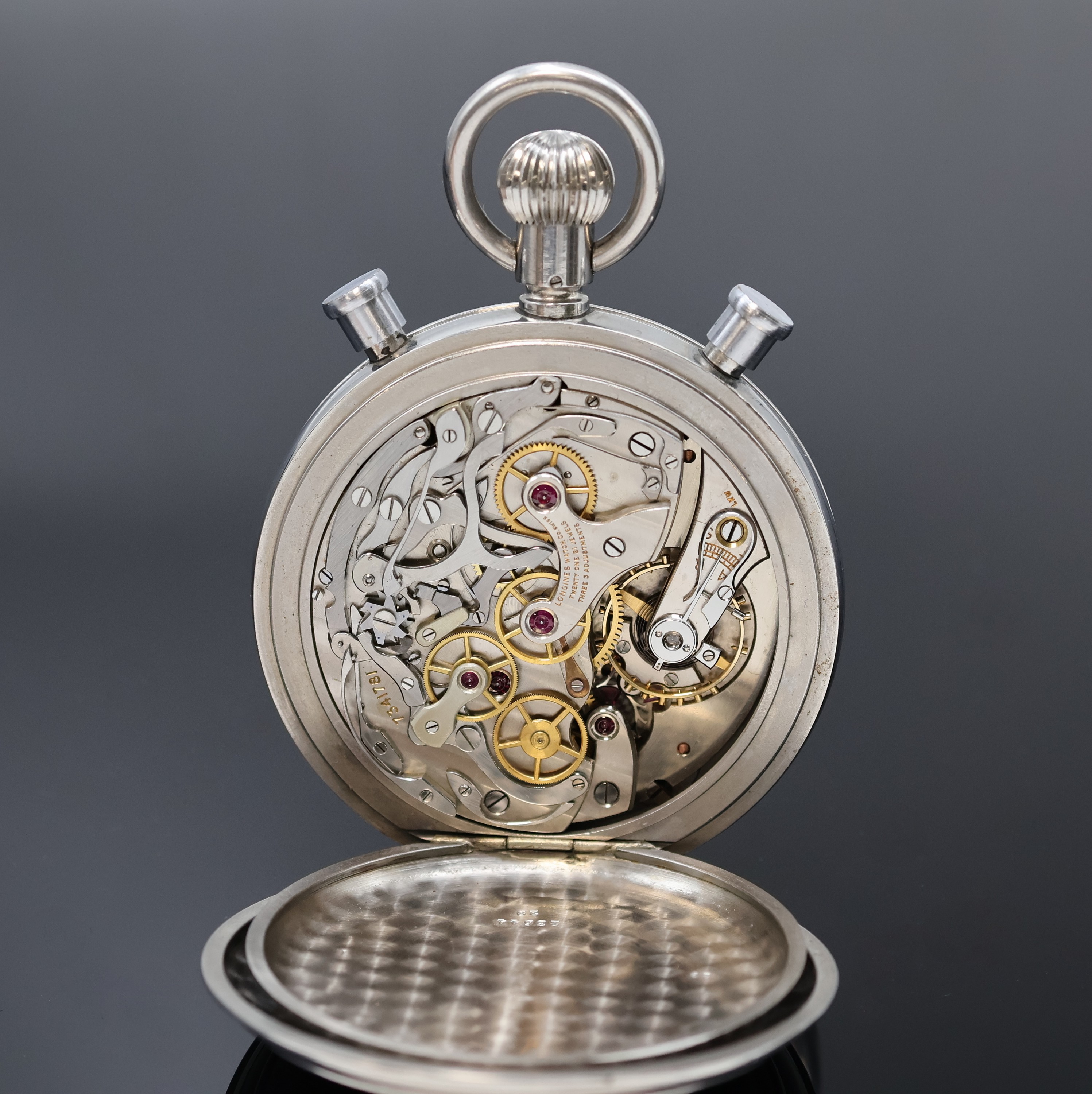 Detail e: LONGINES große 1/10-Sekunden-Stoppuhr mit Rattrapante in Stahl, Schweiz um 1947, Scharniergeh. m. aufgedr. Glasrand, rücks. grav. Werknummer, silb. ...