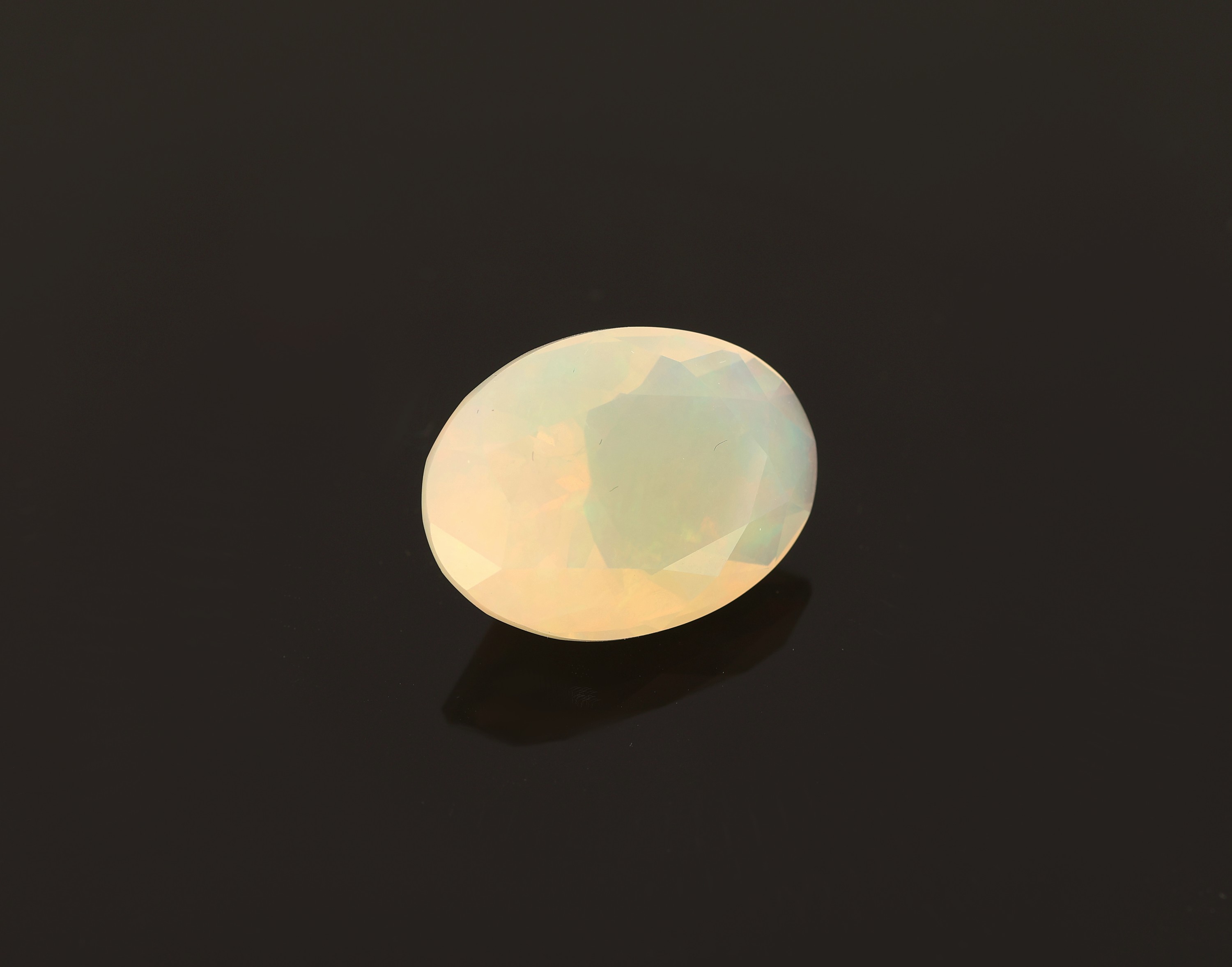 Detail a: Loser Opal, ca. 12.73 ct, ovalfacett.