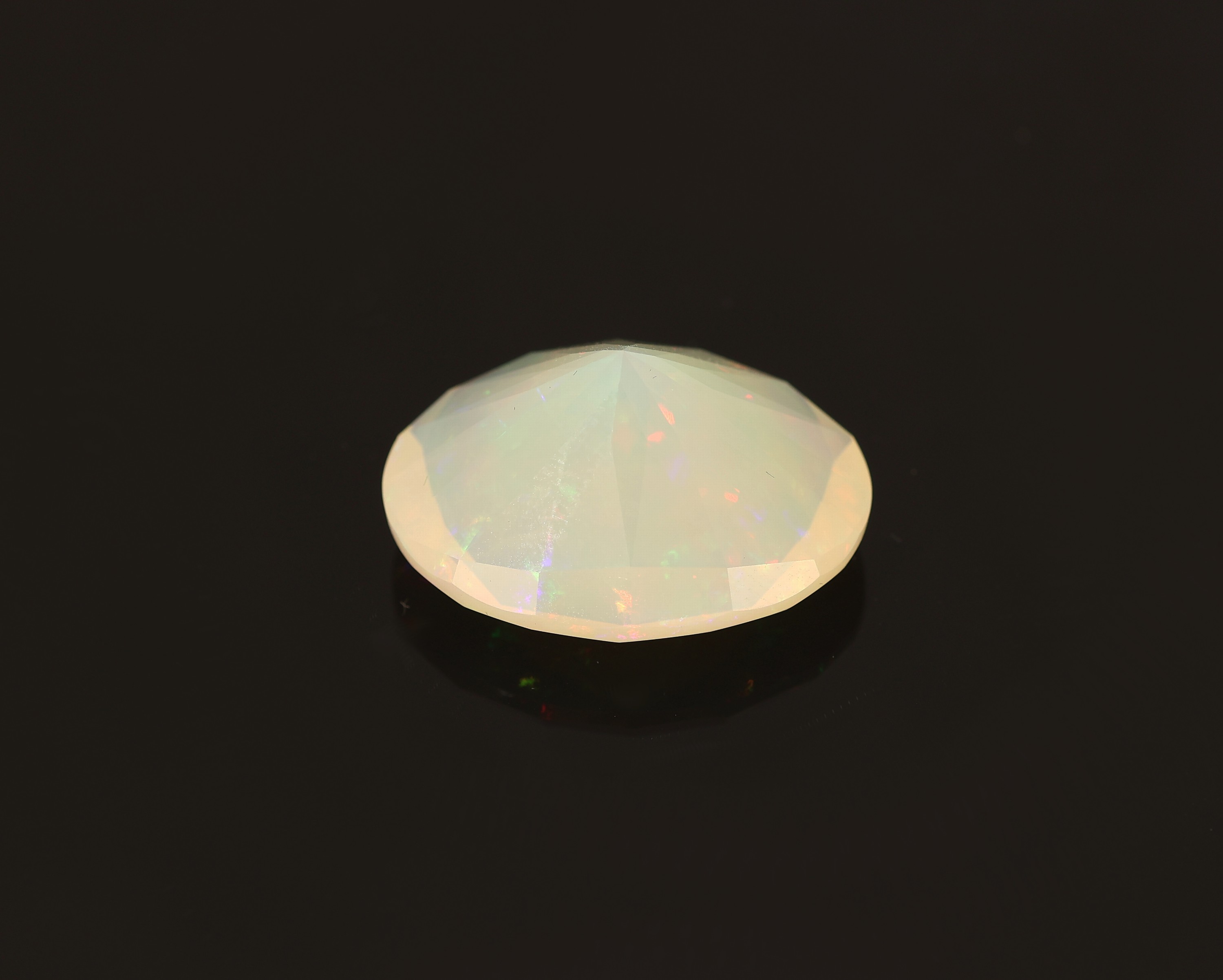 Detail b: Loser Opal, ca. 12.73 ct, ovalfacett.