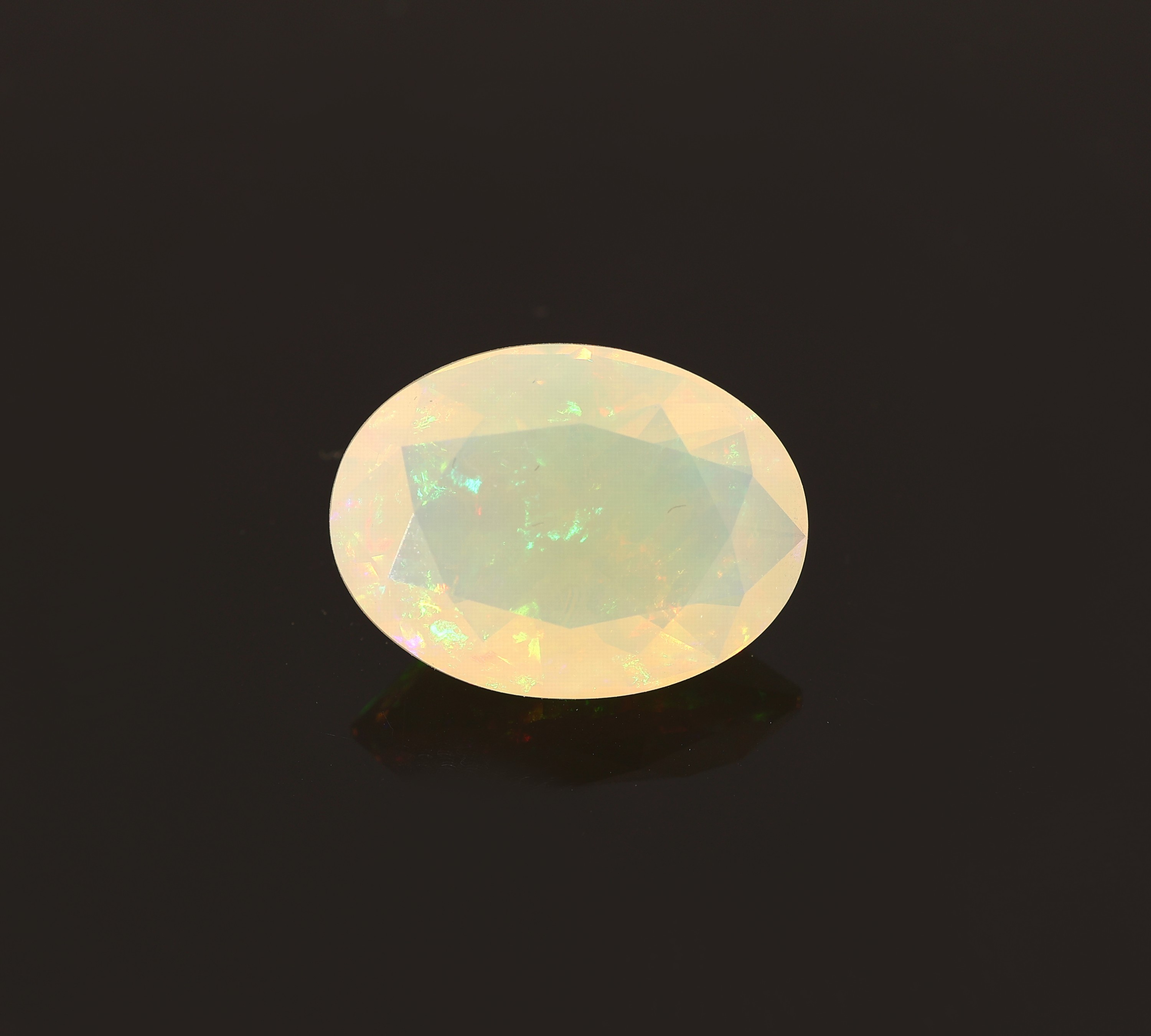 Detail c: Loser Opal, ca. 12.73 ct, ovalfacett.