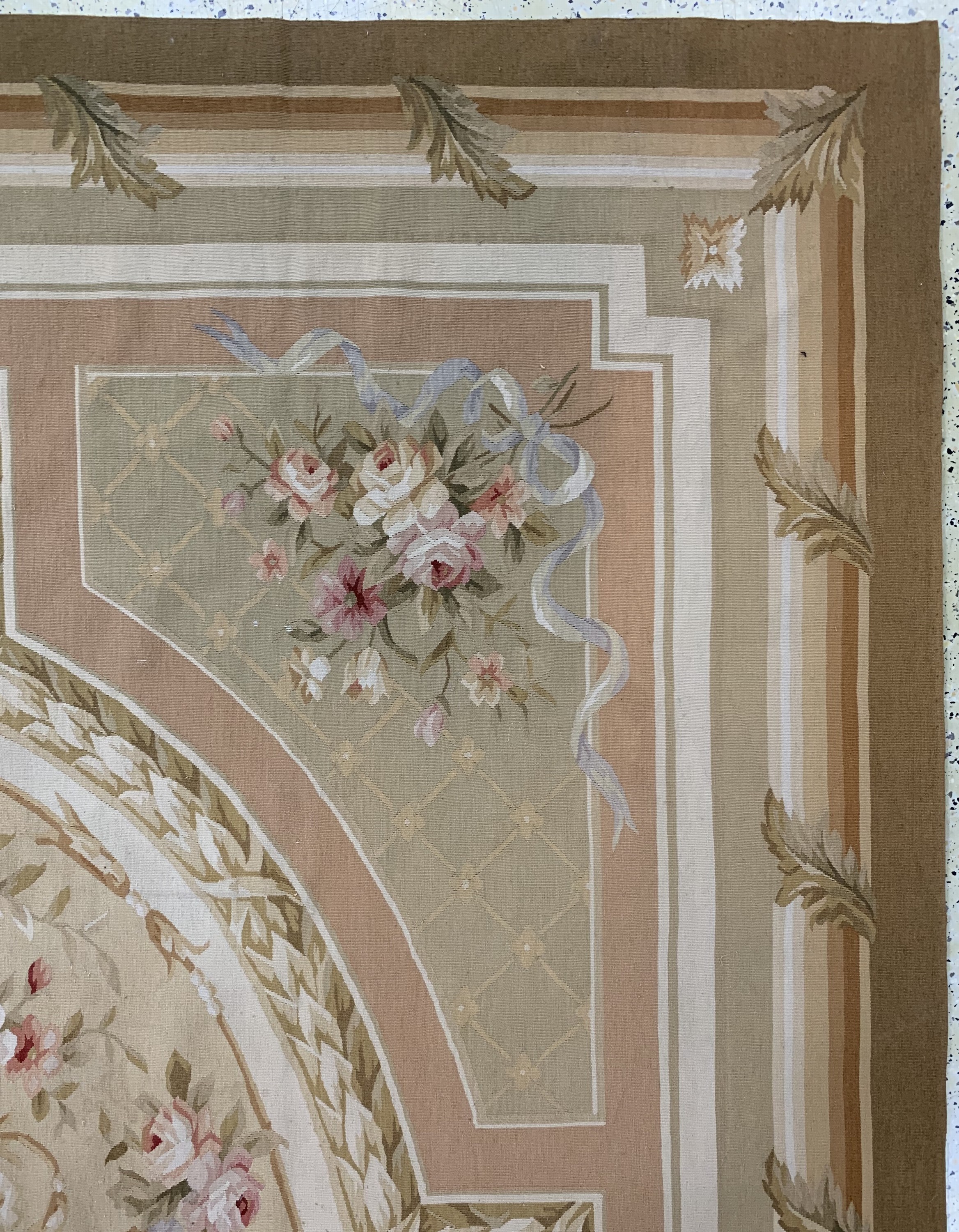 Detail e: Aubusson flachgewebt, China, Ende 20.Jhd, Wolle auf Baumwolle, ca. 370 x 275 cm, Reinigungsbedürftig, EHZ: 1-2