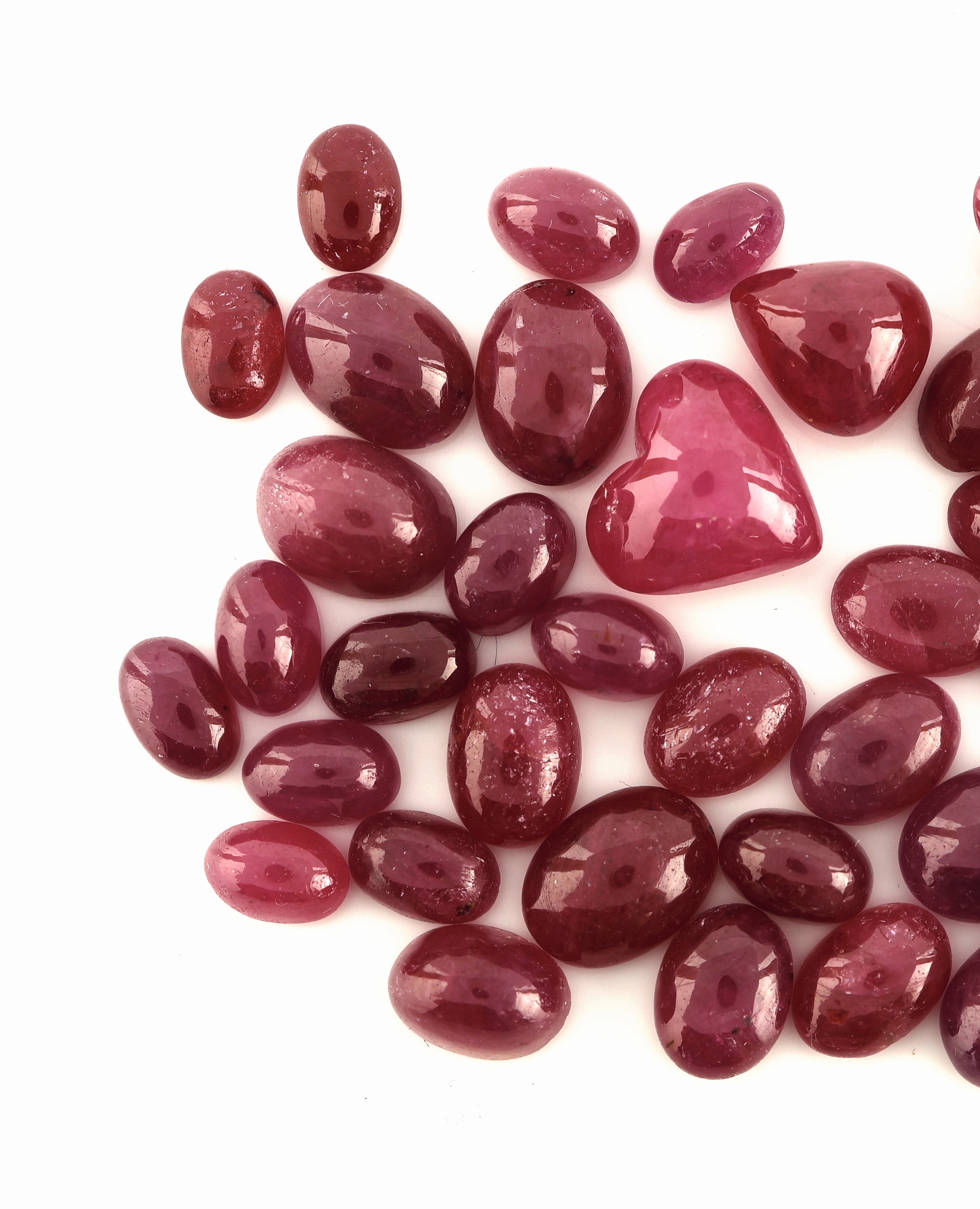 Detail a: Lot lose Rubin-Cabochons, zus. ca. 63.92 ct, versch. Größen und Formen