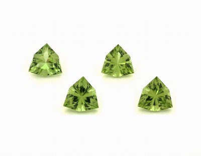 Image 26918828 - Lot 4 lose Peridots, ca. 4.66 ct, facett. Triangeln Schätzpreis: 480, - EUR
