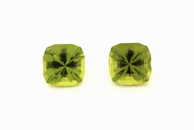 Image 26918835 - Lot 2 lose Peridots, zus. ca. 4.86 ct, facett.Kissen Schätzpreis: 480, - EUR