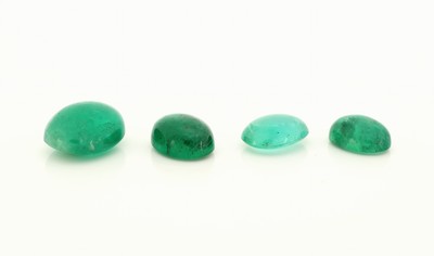 26918844b - Lot 4 lose Smaragd-Cabochons, zus. ca. 6.45 ct, versch. Größen ...
