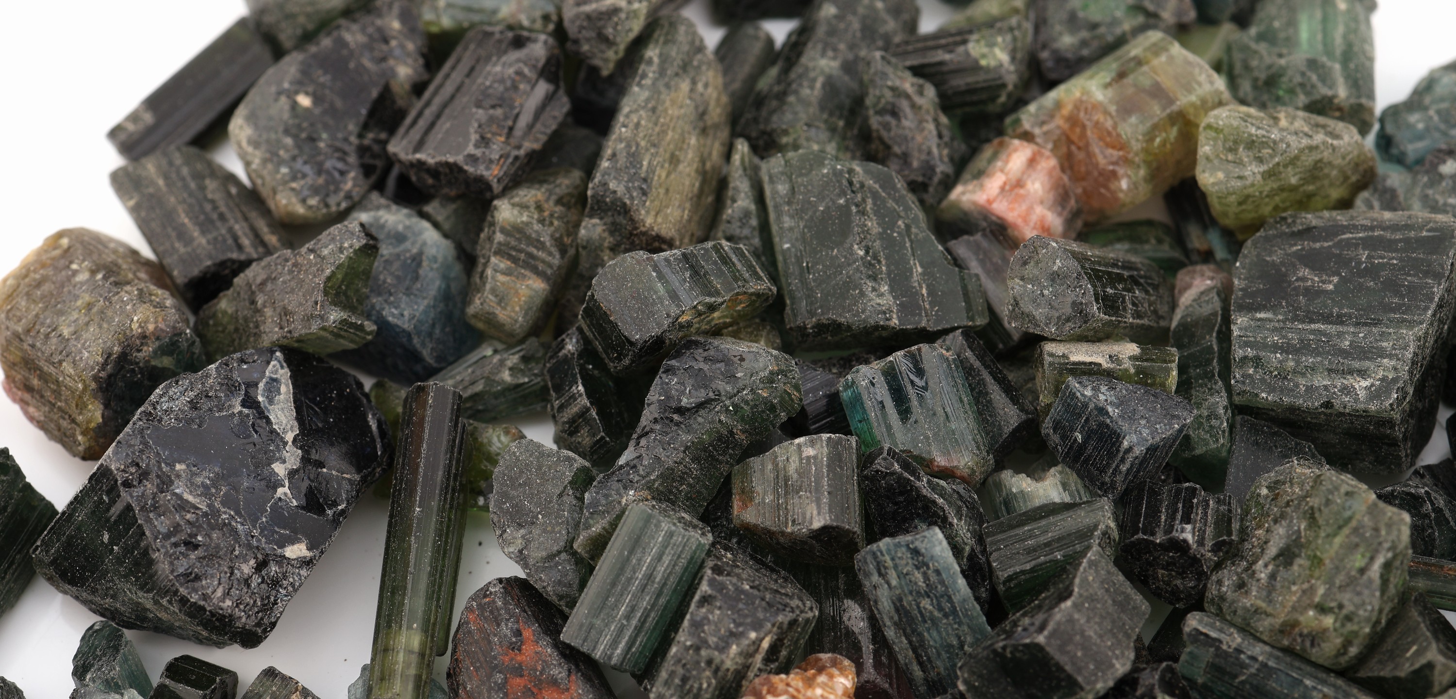 Detail c: Lot lose Turmalin-Rohsteine, ca. 1577 ct, versch. Größen, Formen und Farben