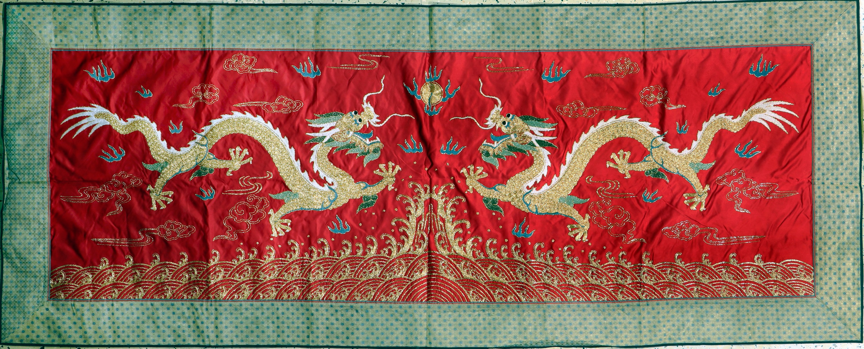 "Drachen"Stickerei, China, Ende 20.Jhd, Metallstickerei auf Seide, ca. 231 x 94 cm, EHZ: 1