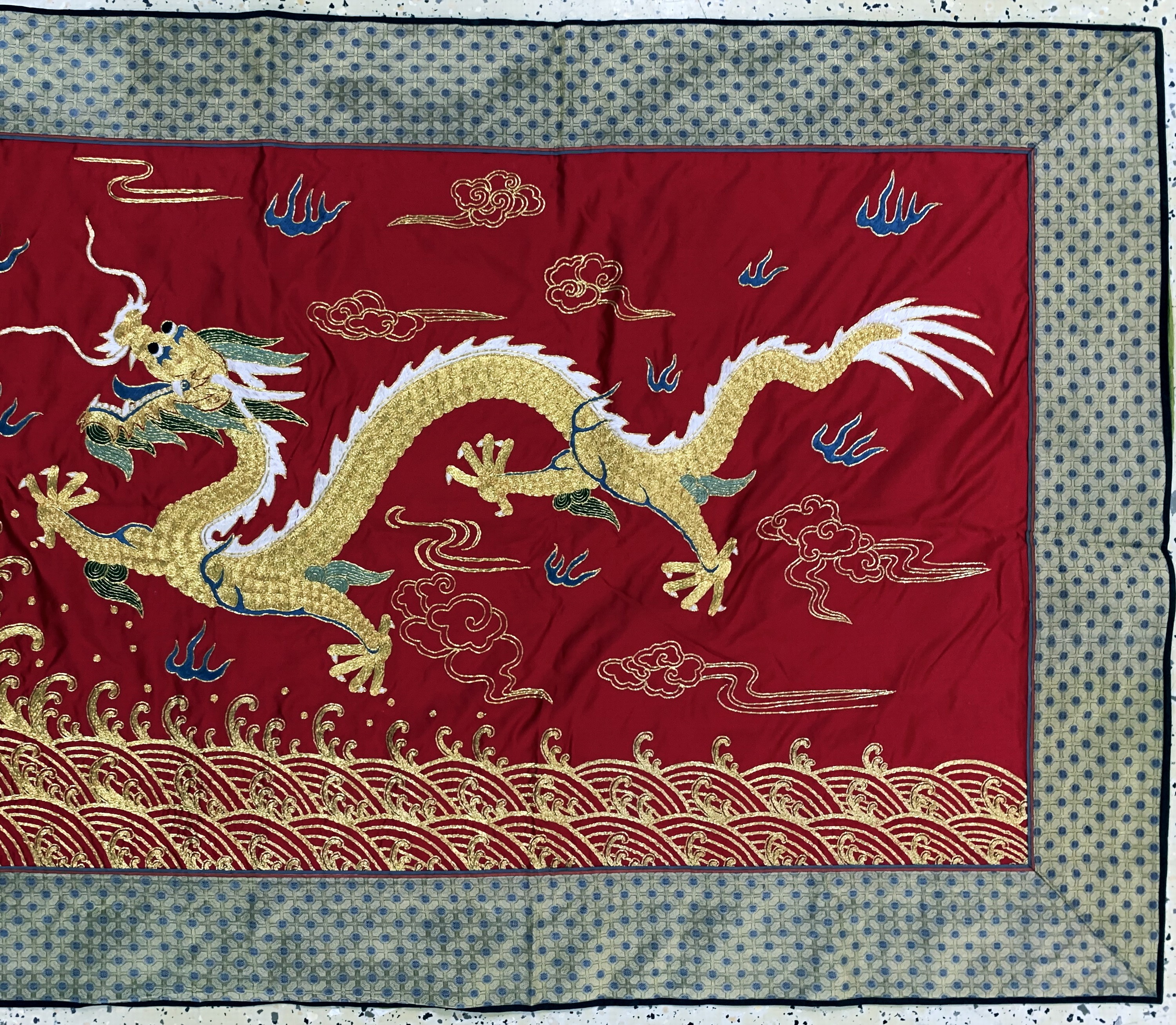 Detail a: "Drachen"Stickerei, China, Ende 20.Jhd, Metallstickerei auf Seide, ca. 231 x 94 cm, EHZ: 1