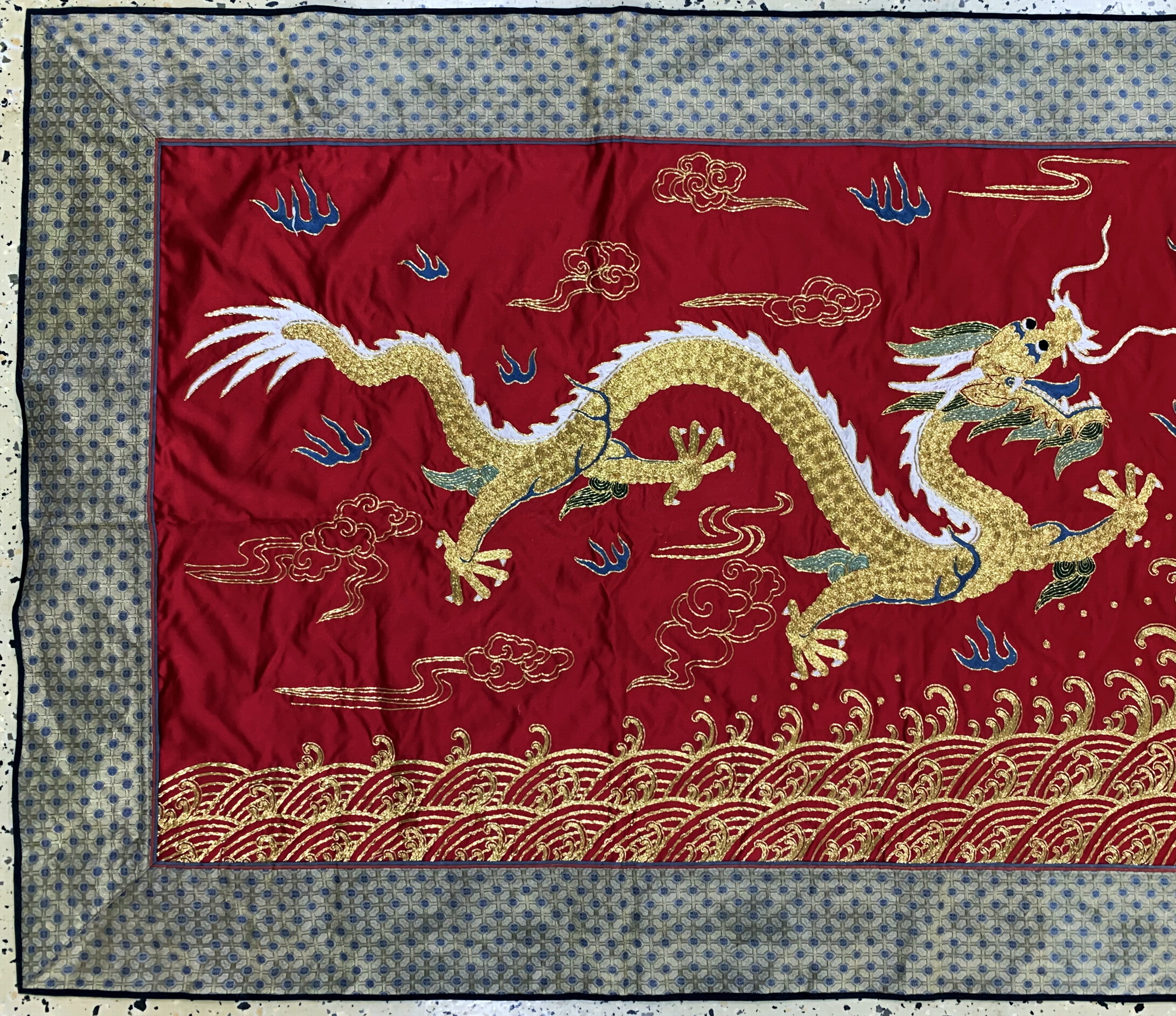 Detail b: "Drachen"Stickerei, China, Ende 20.Jhd, Metallstickerei auf Seide, ca. 231 x 94 cm, EHZ: 1